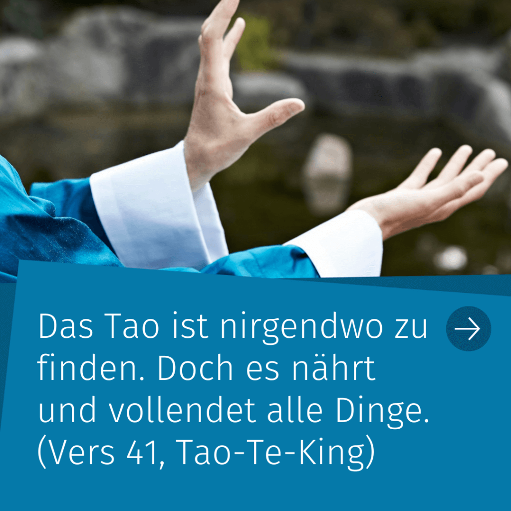Zwei Hände halten einen unsichtbaren Ball, darunter ist der Text zu lesen: Das Tao ist nirgendwo zu finden. Doch es nährt und vollendet alle Dinge. (Vers 41, Tao-Te-King)