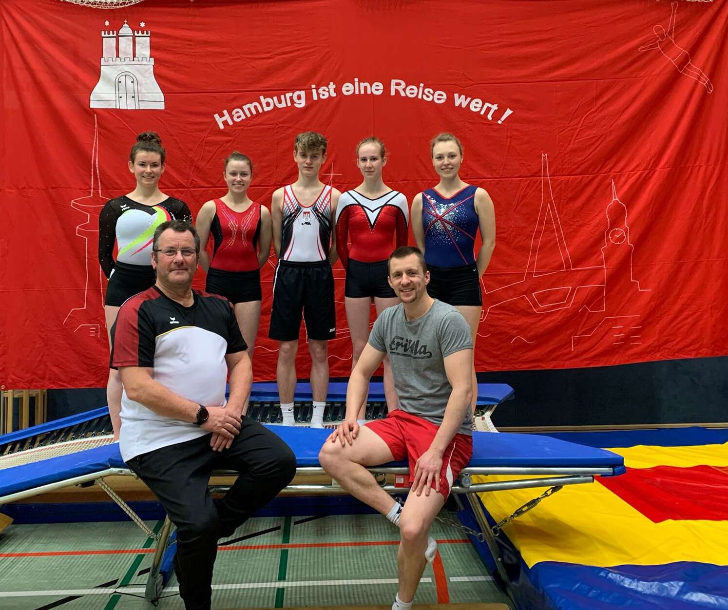 DMT-teilnehmende aus Hamburg beim Mannschaftsfoto auf dem Doppel-Mini-Trampolin