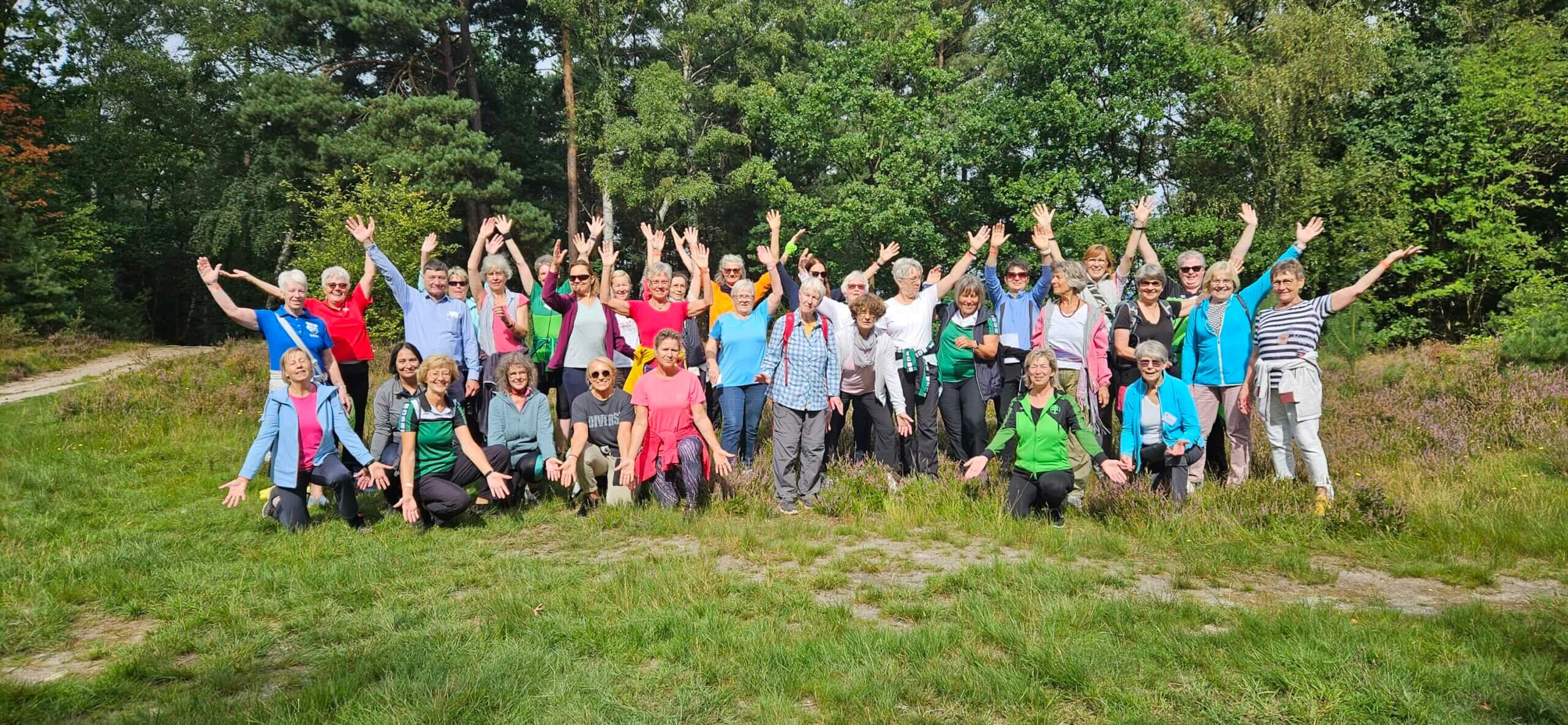 Gruppenfoto der Teilnehmenden des Neugrabener Events während der Wanderung in der Fischbeker Heide.