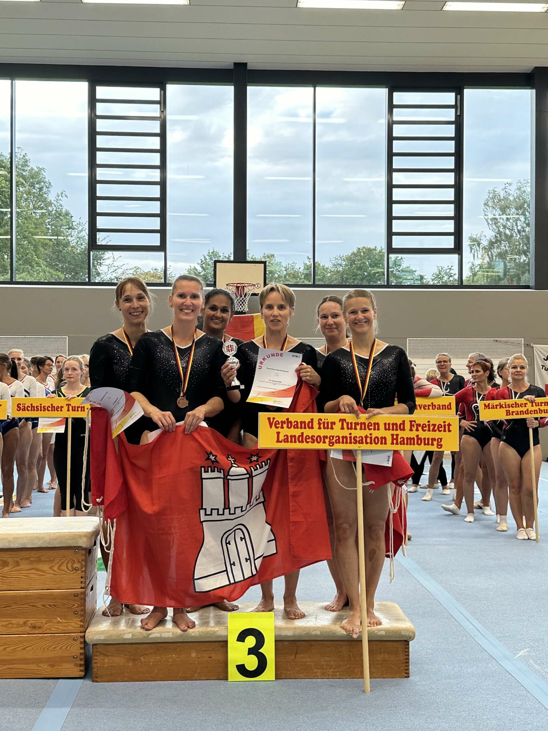 Siegerehrung Gerätturnen weiblich, Auf dem Treppchen auf Platz 3 steht das Team Hamburg