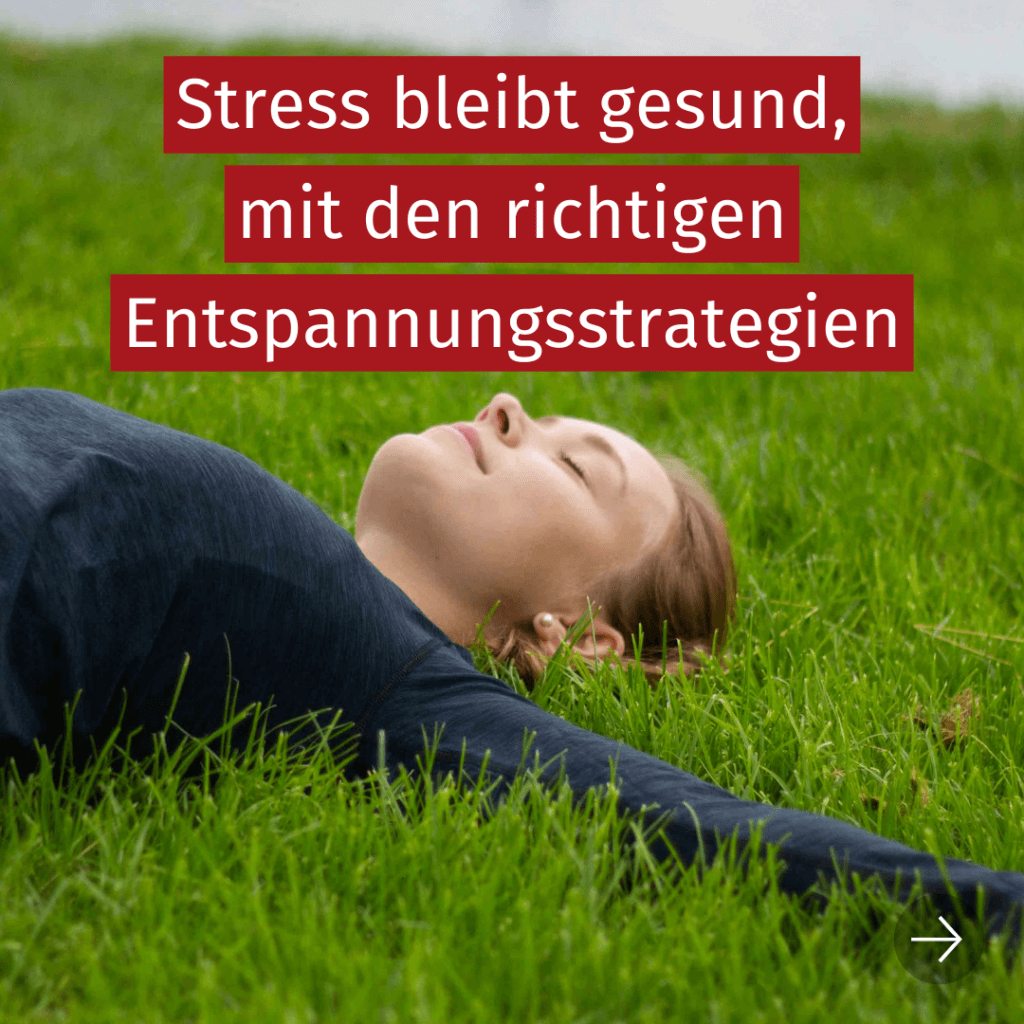 eine Frau liegt entspannt mit geschlussenen Augen im Gras. Darüber steht die Schrift weiß auf rotem Hintergrund "Stress bleibt gesund, mit den richtigen Entspannungsstrategien.