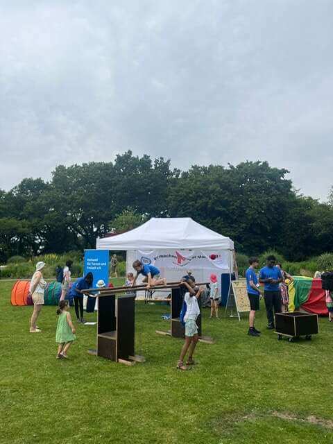 Kind turnt am Barren beim Kinderturn-Abzeichen