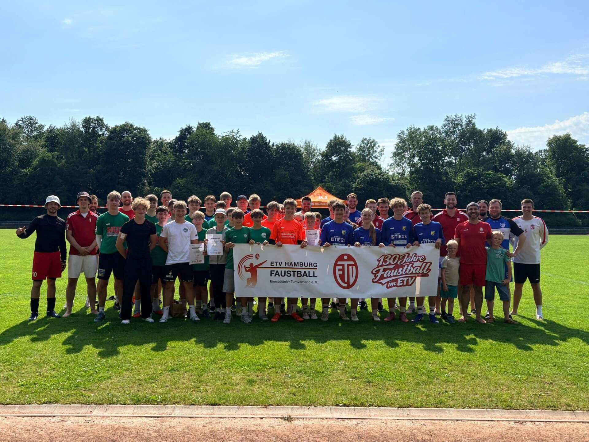 Bundesliga und u16 Mannschaften vom ETV-Handball mit Banner