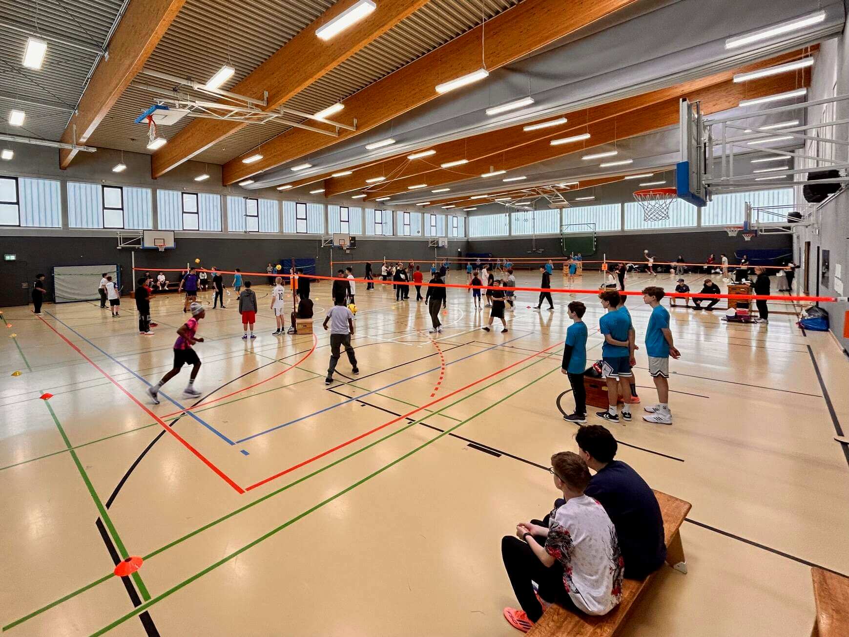 Faustball-Spiel in einer Schulsporthalle