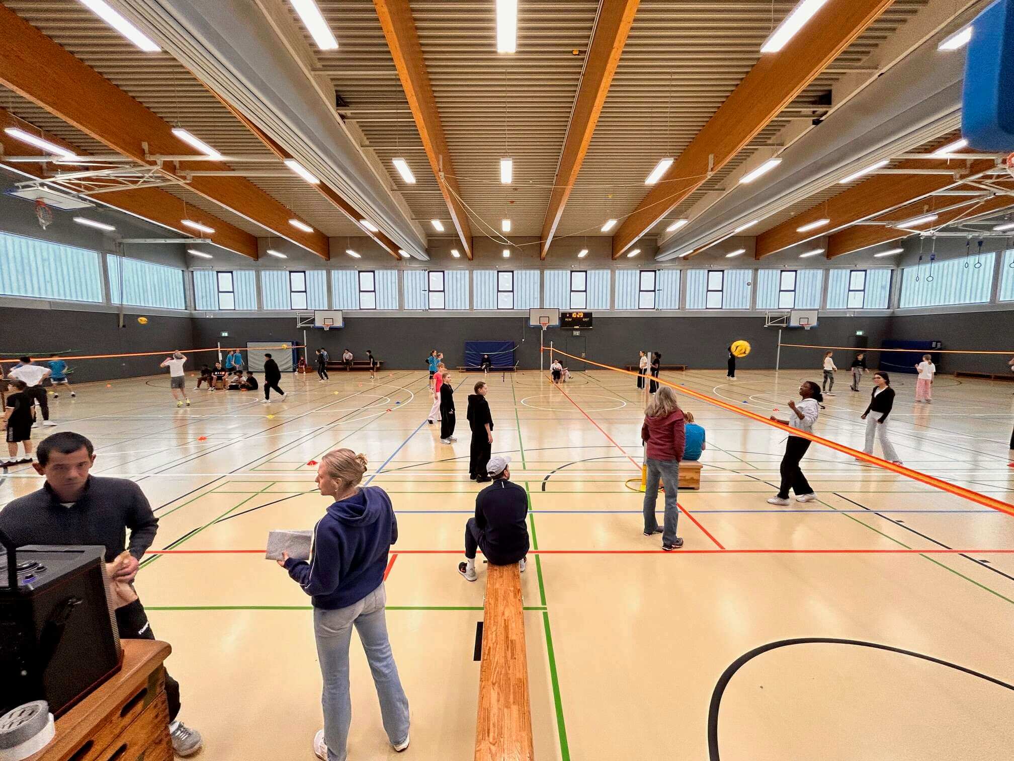 Schulsporthalle mit Faustball-Spielen