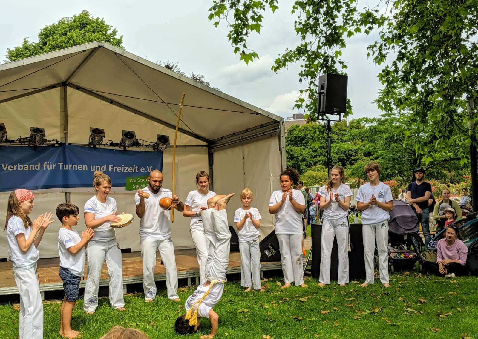 laut und luise Kinderfest - Auftritt der Vereinsgruppe Capoeira Aruanda