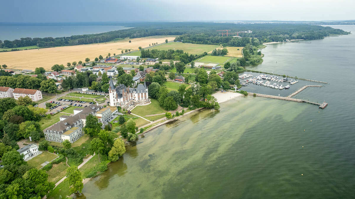 Seehotel Schloss Klink, eingebettet in Felder, Natur und Seen