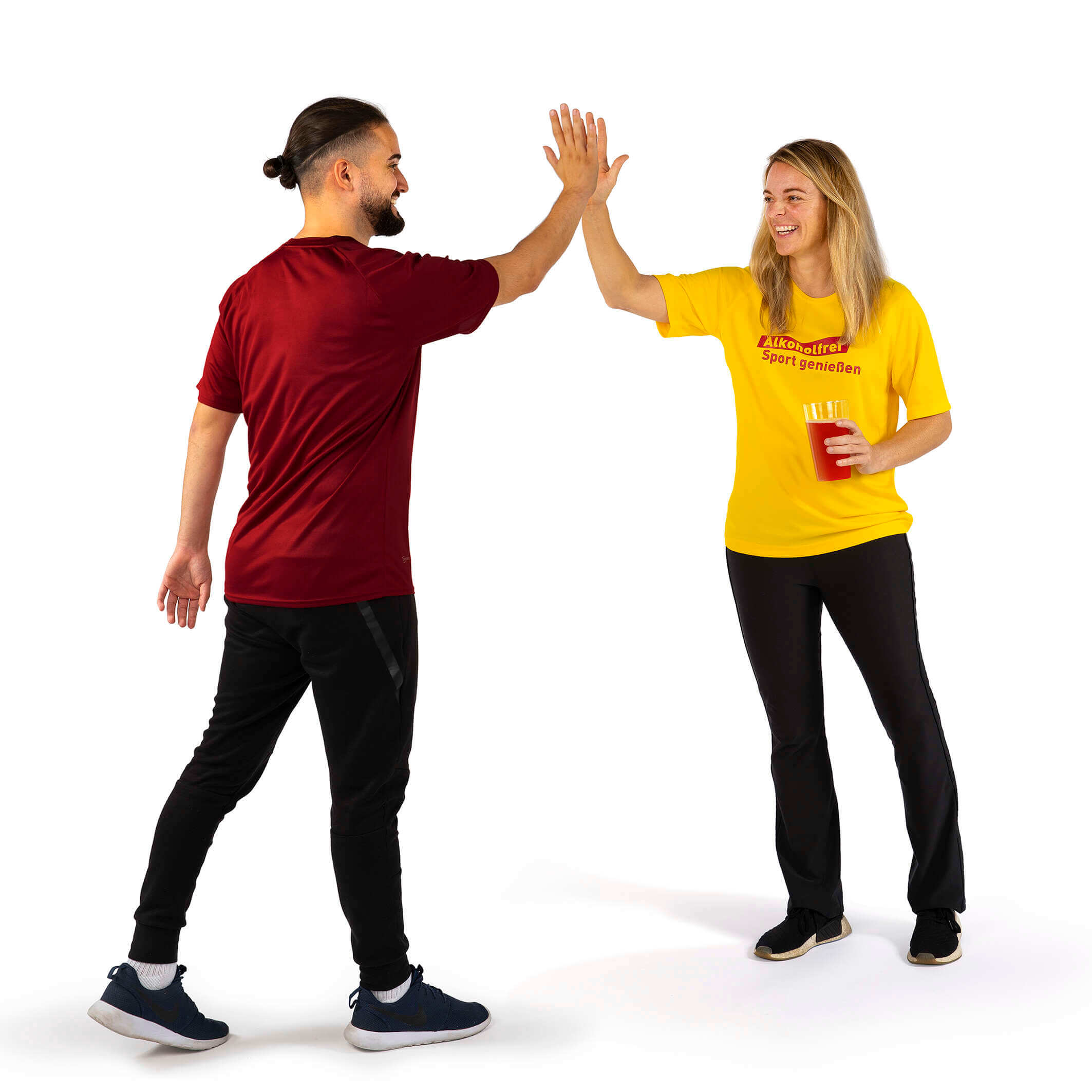 Ein junger Mann in einem roten T-Shirt und eine junge Frau in einem gelben T-Shirt klatschen sich mit den Händen ab
