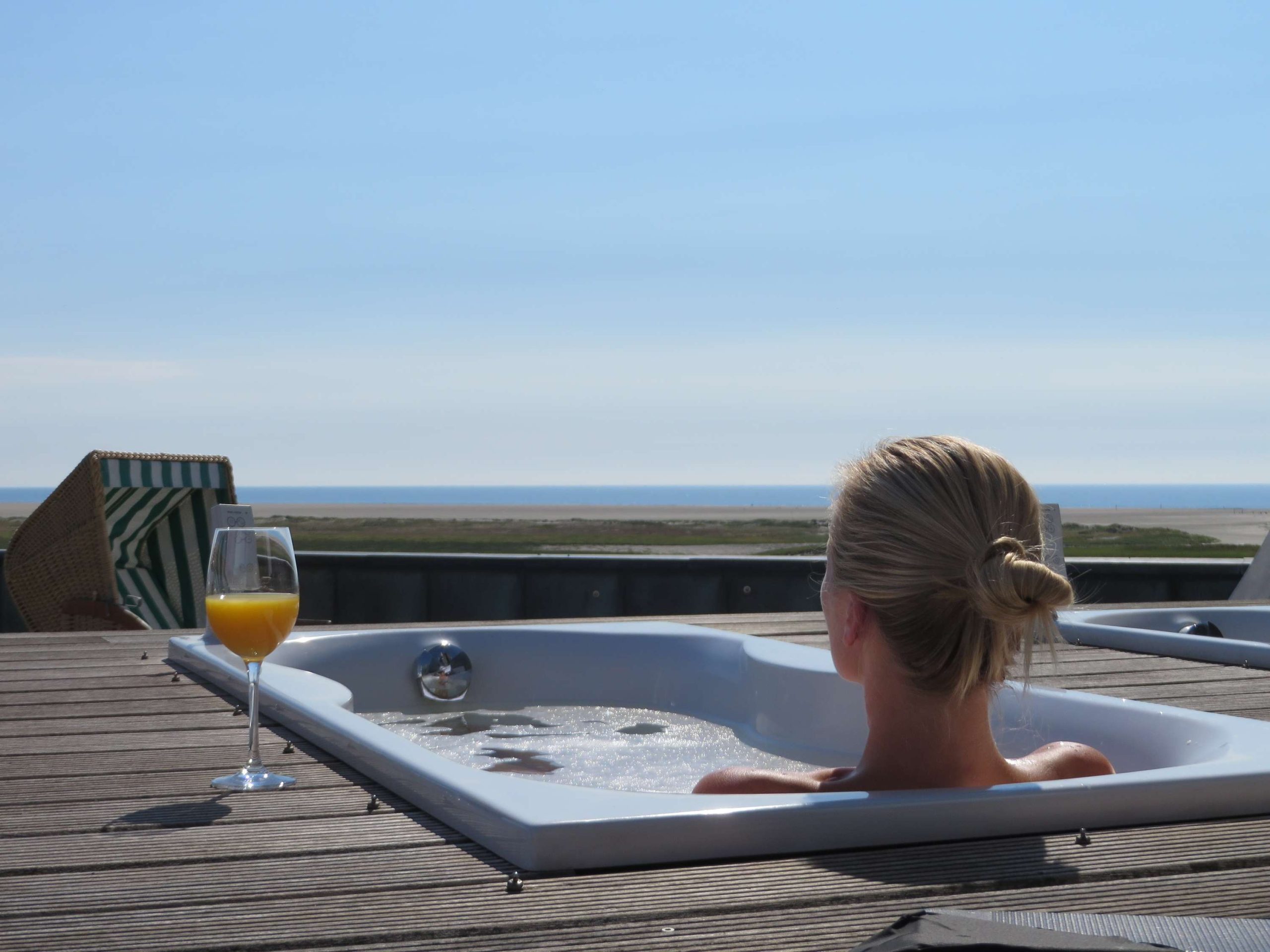 ambassador hotel & spa St. Peter-Ording Outdoor Wellness mit Blick auf die Nordsee