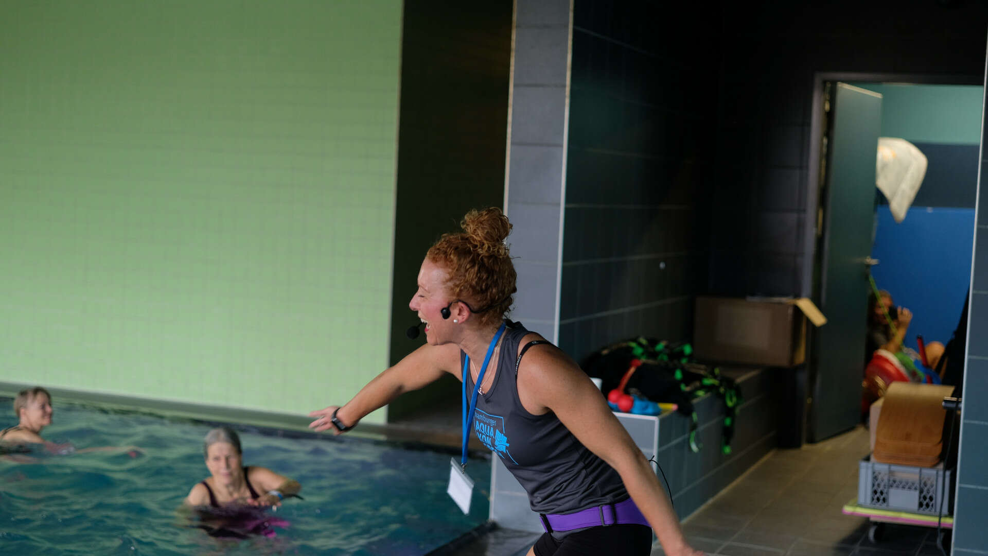 Schwimmbecken, in dem ein Kurs mit Aqua-Fitness-Teilnehmerinnen zu sehen ist