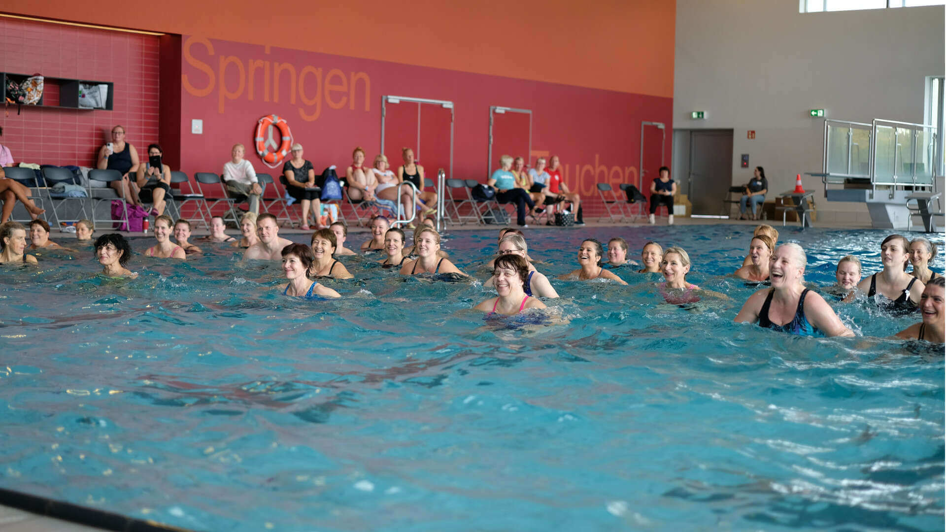 Schwimmbecken, in dem ein Kurs mit Aqua-Fitness-Teilnehmerinnen zu sehen ist