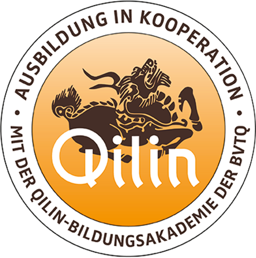Logo der Qiling-Bildungsakademie der BVTQ, in der Mitte ist auf orangenem Grund ein schwarzer künstlerisch verzierter Drache zu sehen.