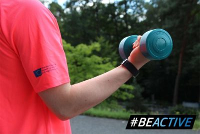 Person, seitlich sichtbar trainiert mit einer Fitness-Hantel #BeActive