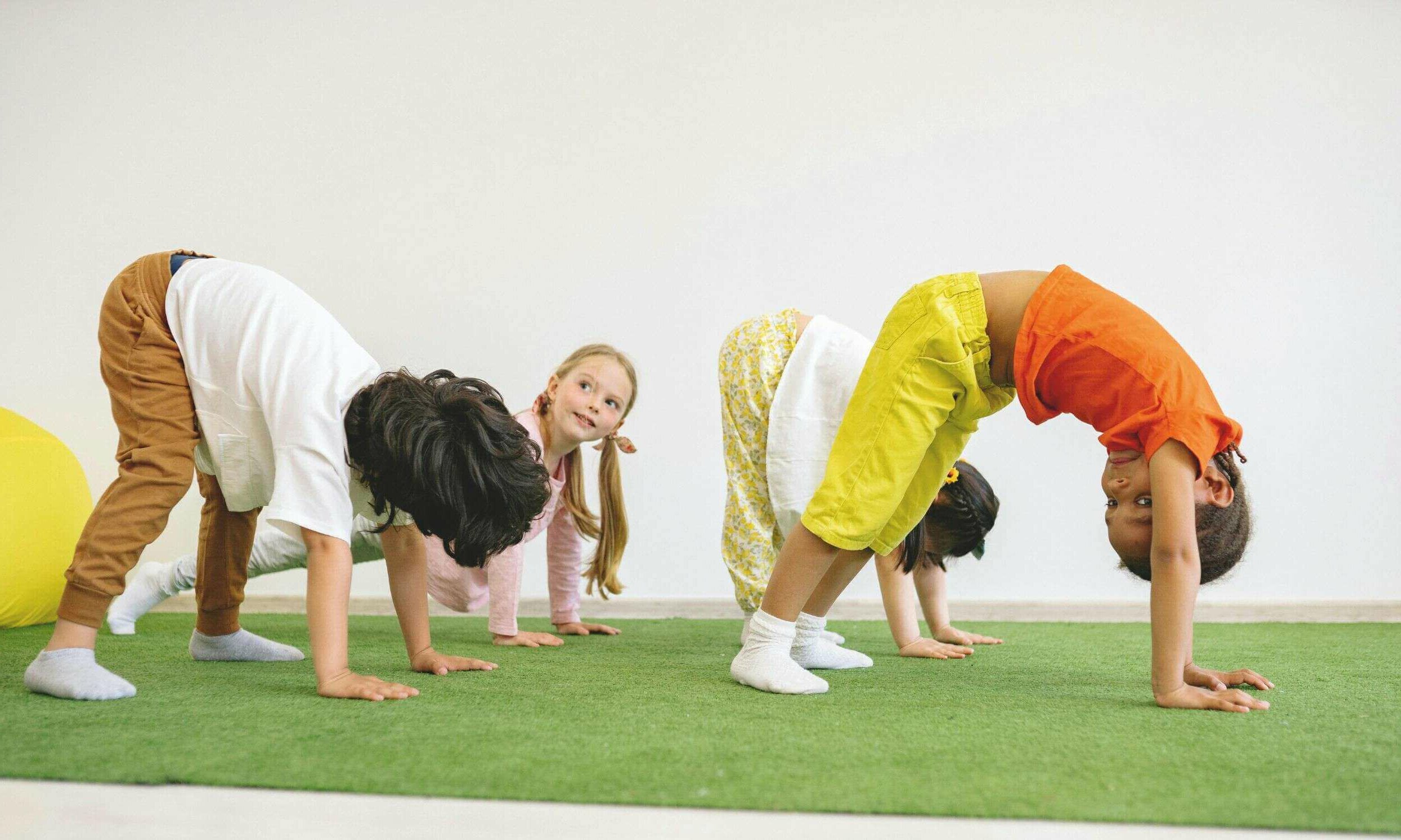 Kinder machen Brücken auf einer Spielwiese