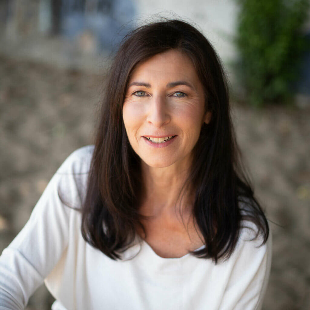 Referentin Sabine Boesinger sitzt draußen