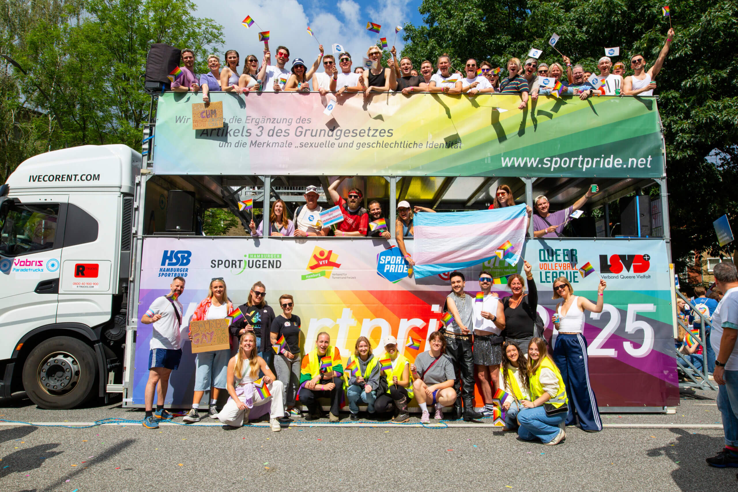 Gruppenfoto vor dem Wagen von SportPride