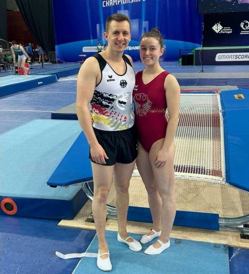Daniel Schmidt und Antonia Quindel posieren in einer Trampolin Halle