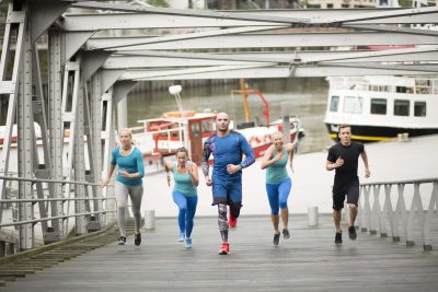 Gruppe von Sportler*innen läuft eine der Landungsbrücken in Hamburg hinauf
