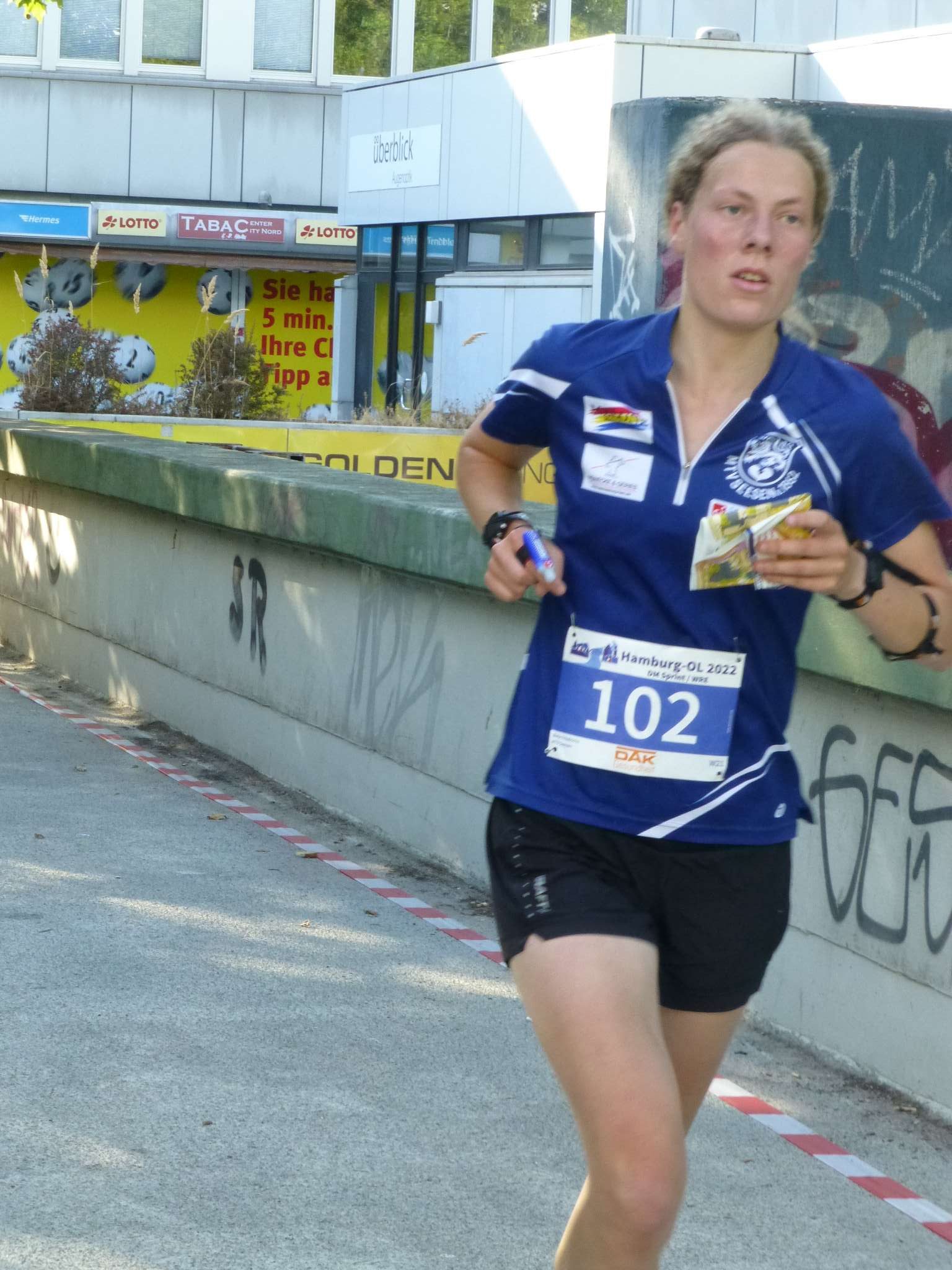 Birte Friedrich in Aktion laufend bei den Deutschen Meisterschaften im Orientierungslauf 2022 in Hamburg