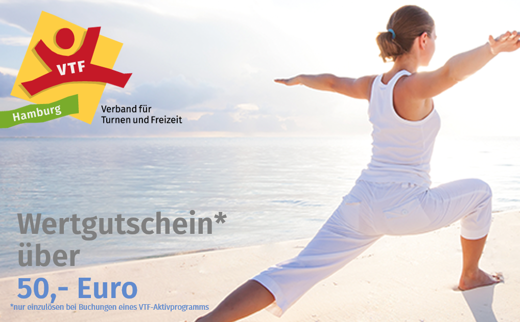 Auf einem VTF-Wertgutschein über 100 Euro ist eine Frau in einer Yogahaltung am Strand zu sehen