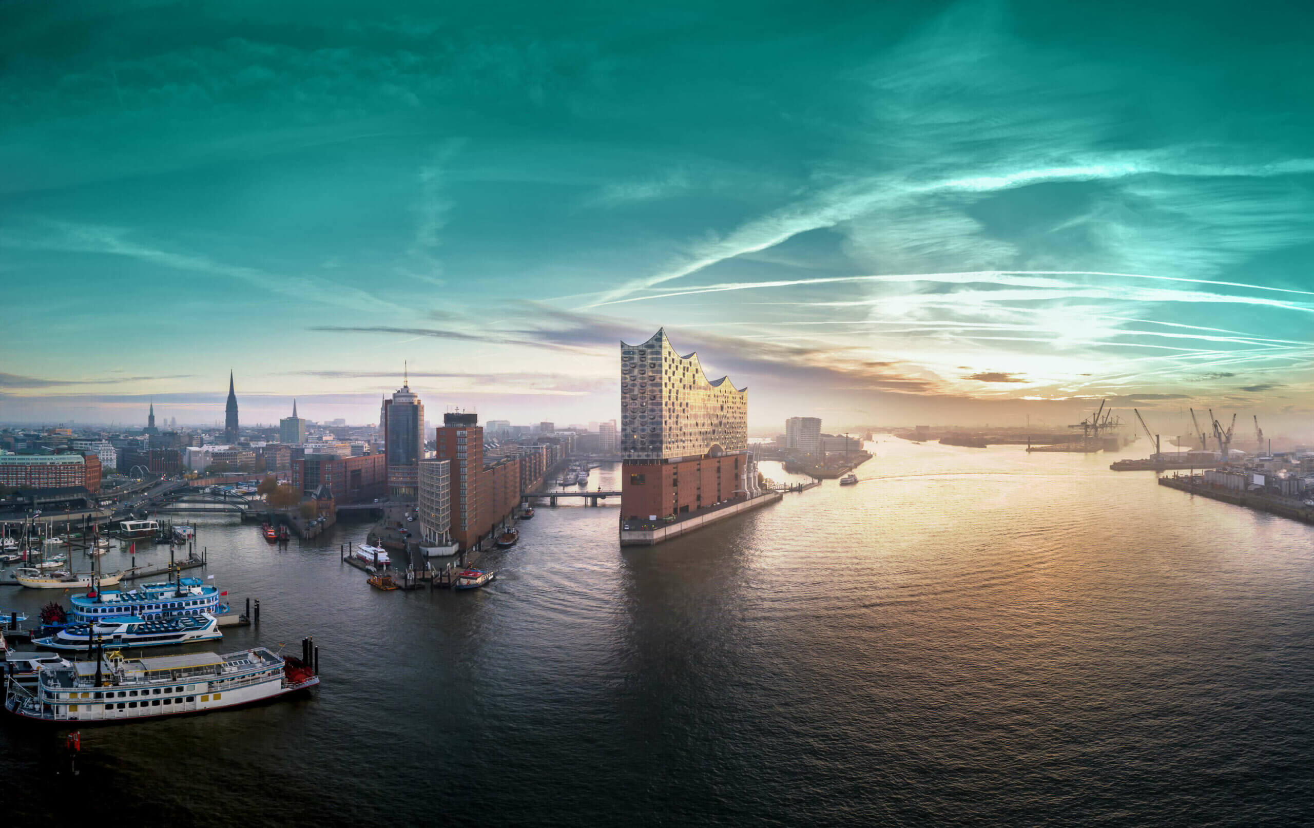Blick über über die Elbe auf die Elbphilharmonie in Hamburg.