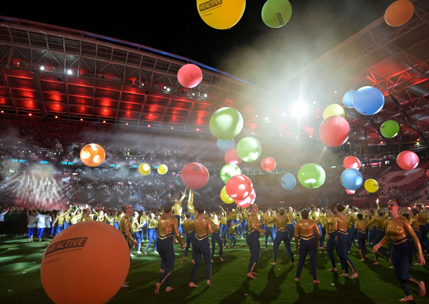Stadiongala beim Turnfest Leipzig 2025, viele bunte Ballons sind im Bild