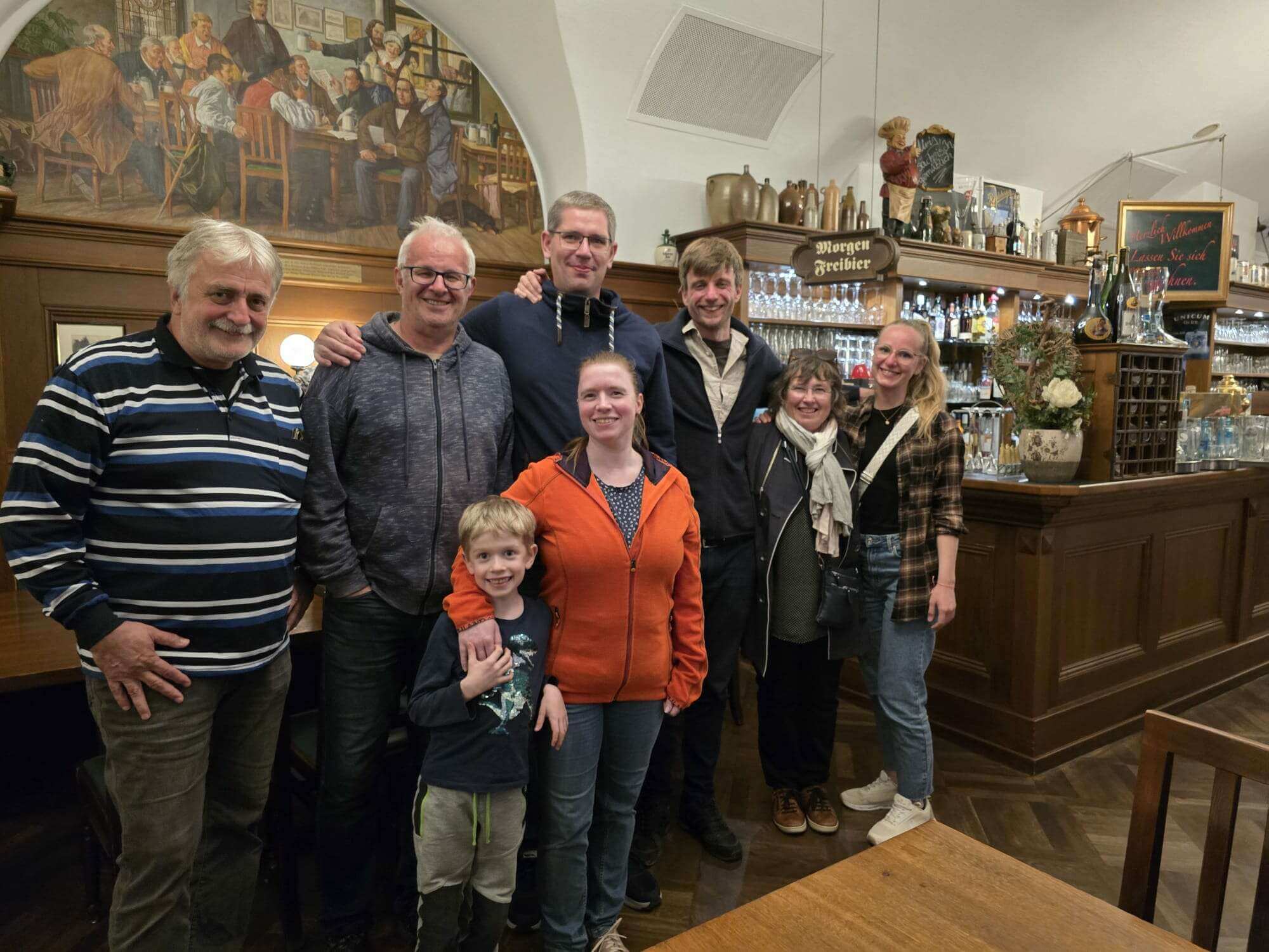 mehrere Generationen in traditionellem Lokal