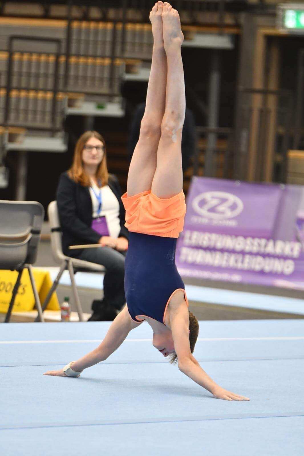 Deutscher Gerätturner Jonas Kirsch macht einen Handstand