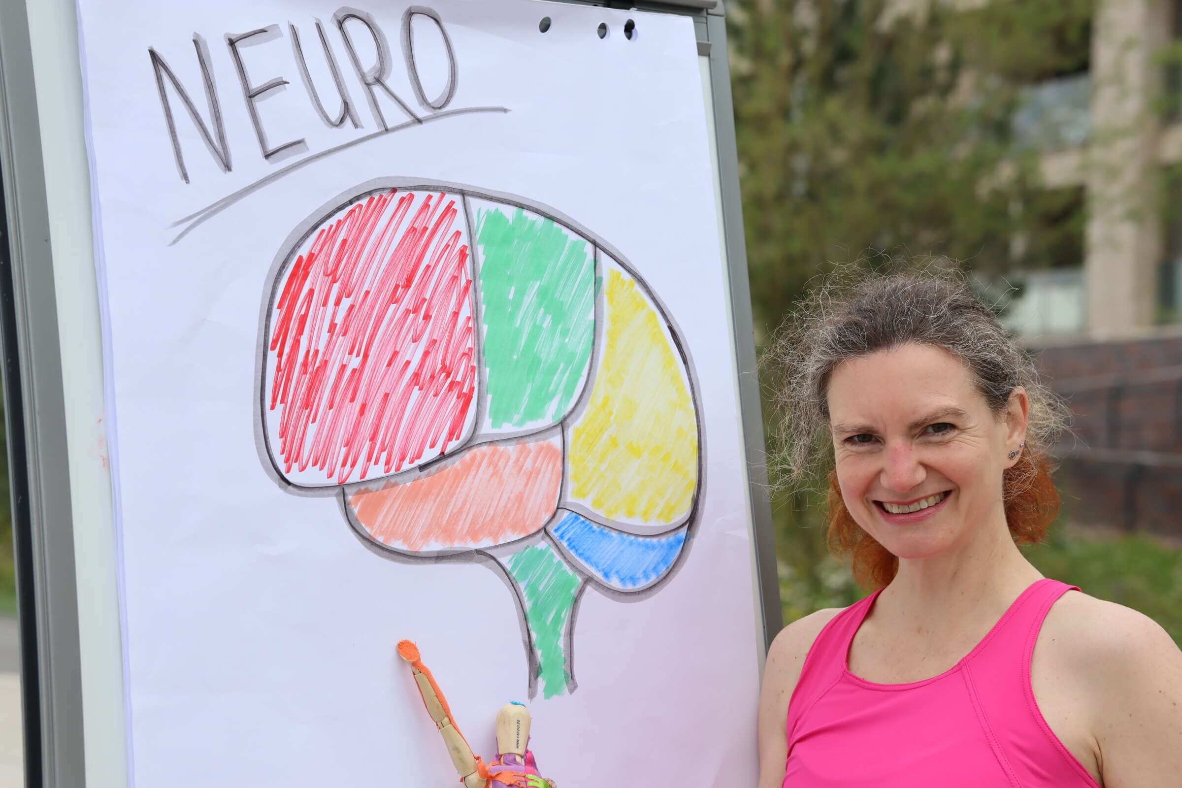 Referentin vor Neuro-Flipchart