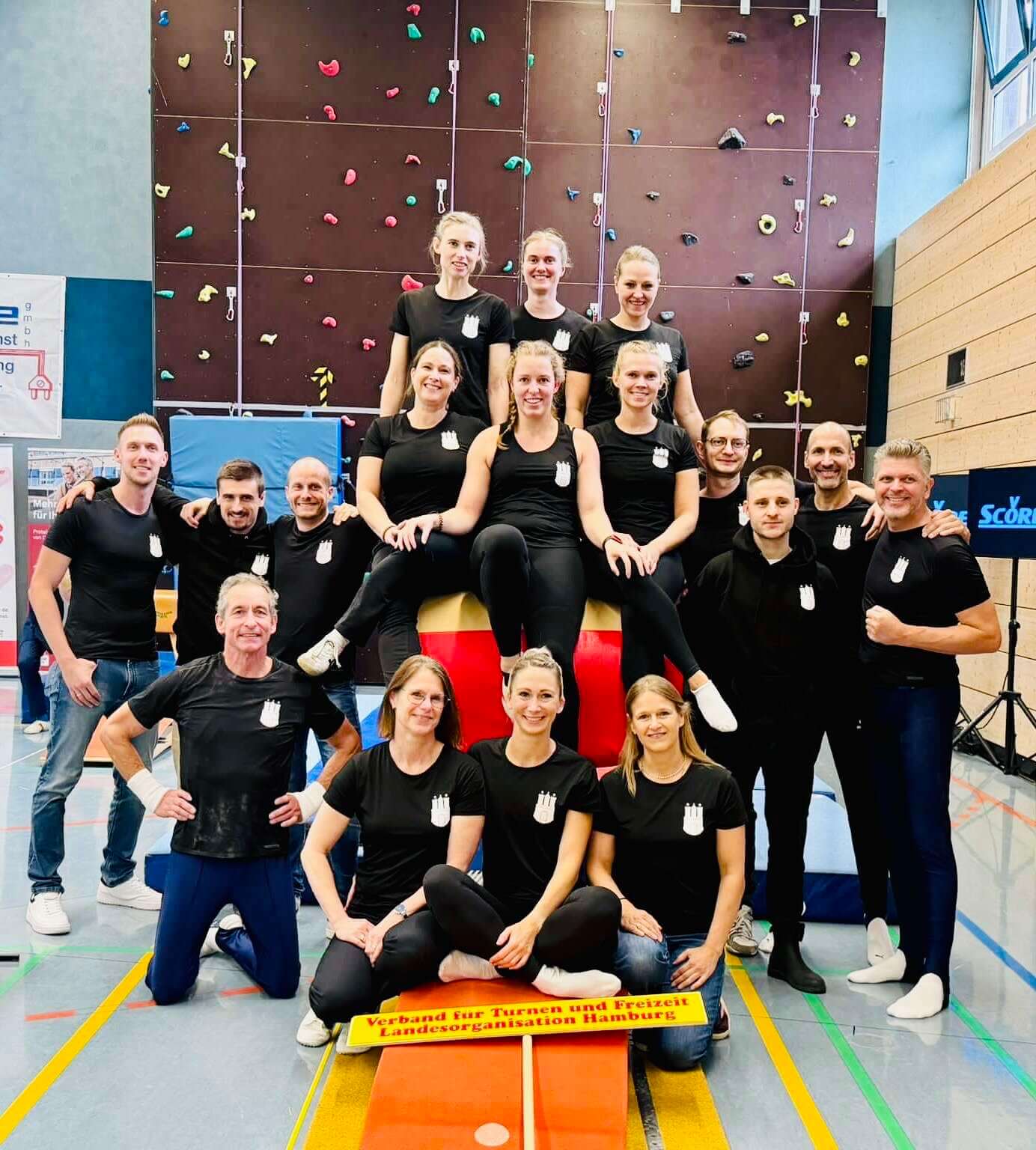 Die Hamburger Seniorenteams beim Deutschlandpokal 2025 in Goslar als Gruppe sitzend auf dem Sprungtisch