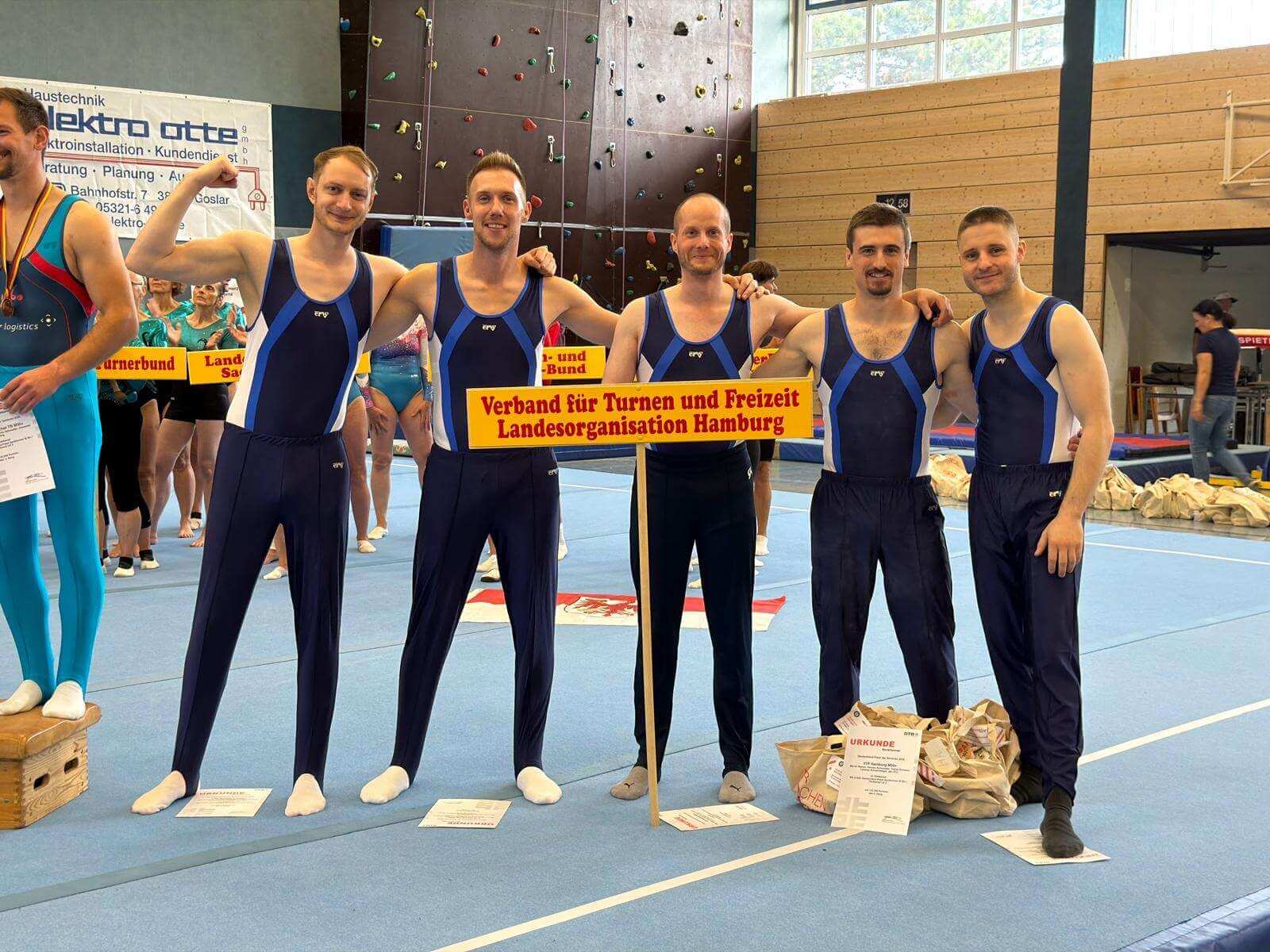 Lorenzo Schwerdtfeger, Hannes Rohwedder, Tobias Schwarz, Marcel Riemer und Jan Zins bei der Siegerehrung posierend mit den Urkunden