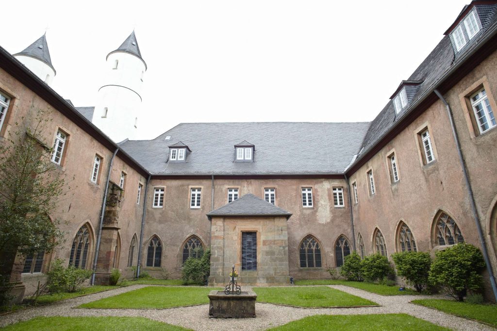 Kloster Steinfeld Innenhof mit Blick auf das Kloster