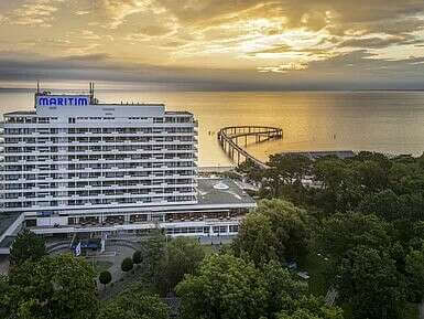 das Maritim Seehotel von oben mit Blick auf das Meer mit Seebrücke