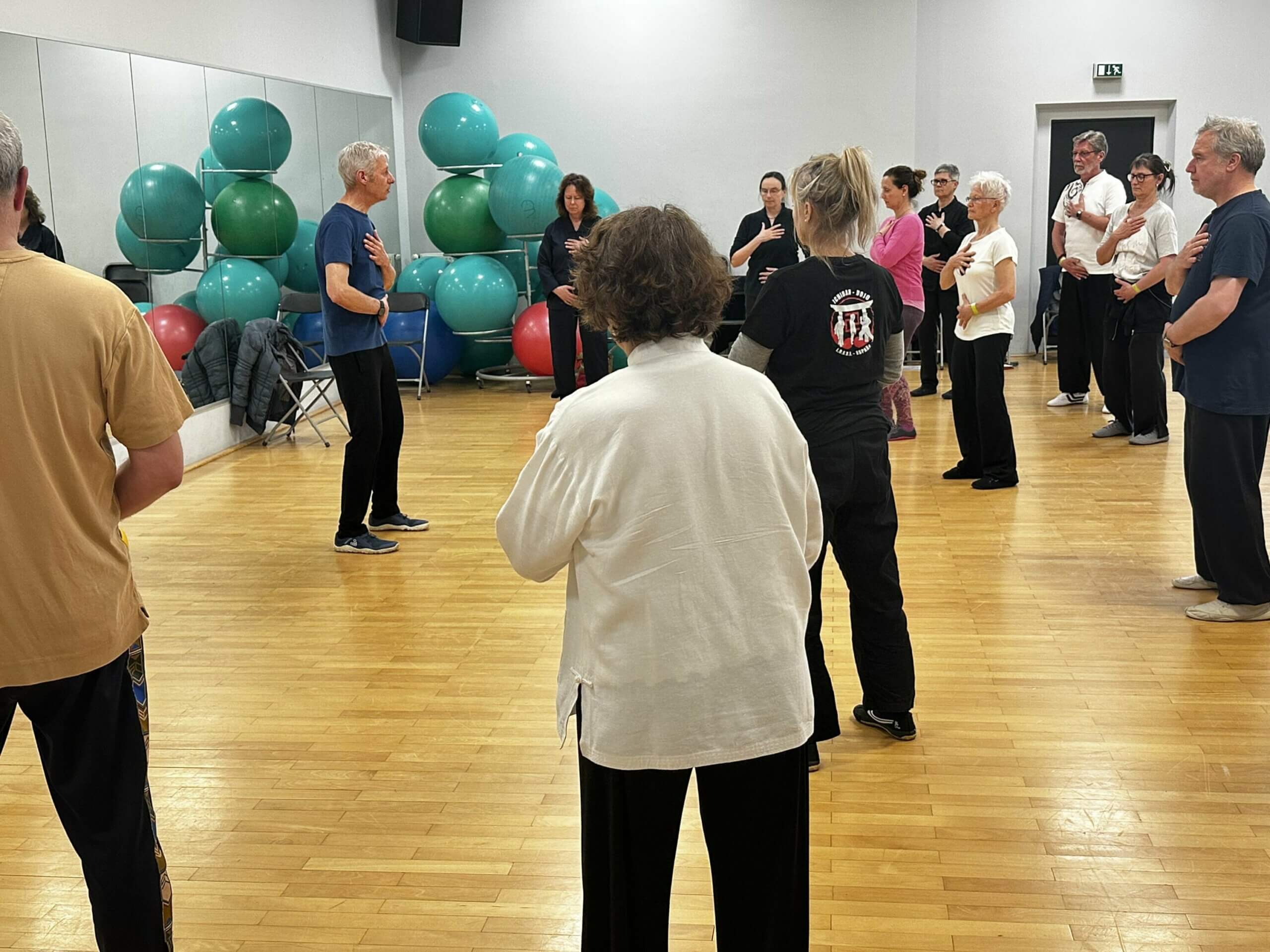 Gruppe beim Qigong-Kongress achtet auf die Atmung