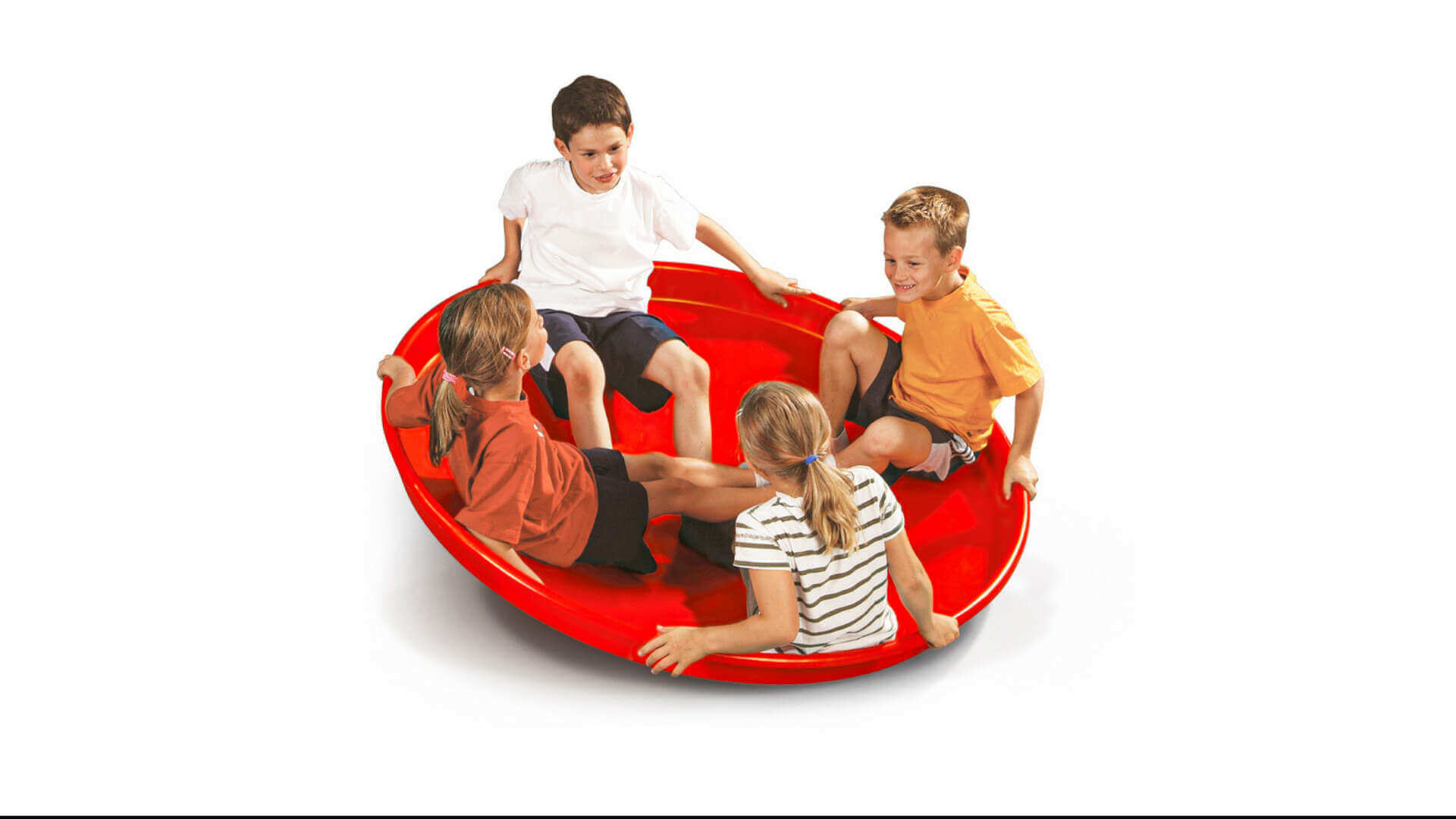 Vier Kinder sitze in einem roten großen Kreisel