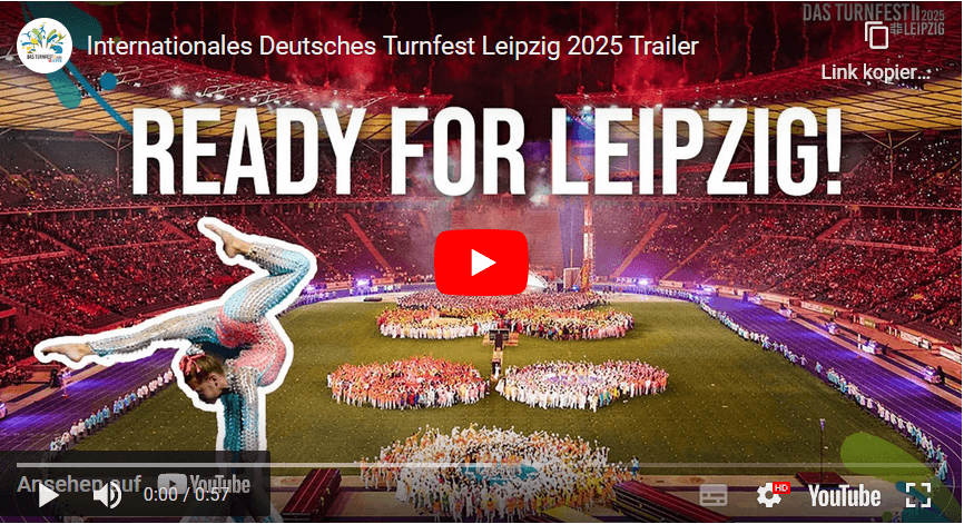 Startbild turnfesttrailer: Ein gefülltes Stadion, Menschen performen auf der Rasenfläche. Im Vordergrund eine Frau im Handstand. Text: Ready für Leipzig