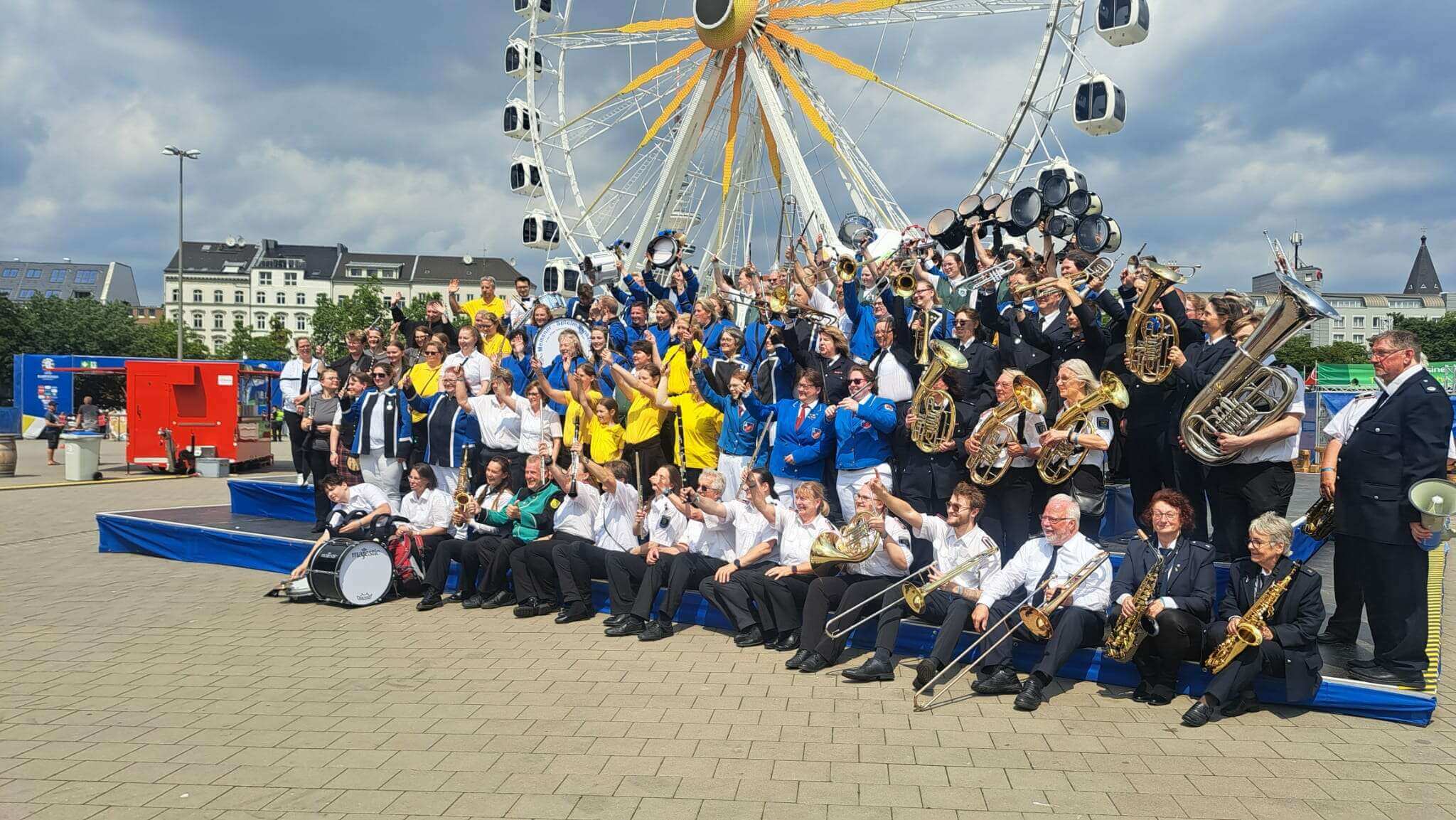 Gruppenfoto Hamburger Turnmusiker vor einer Turnhalle