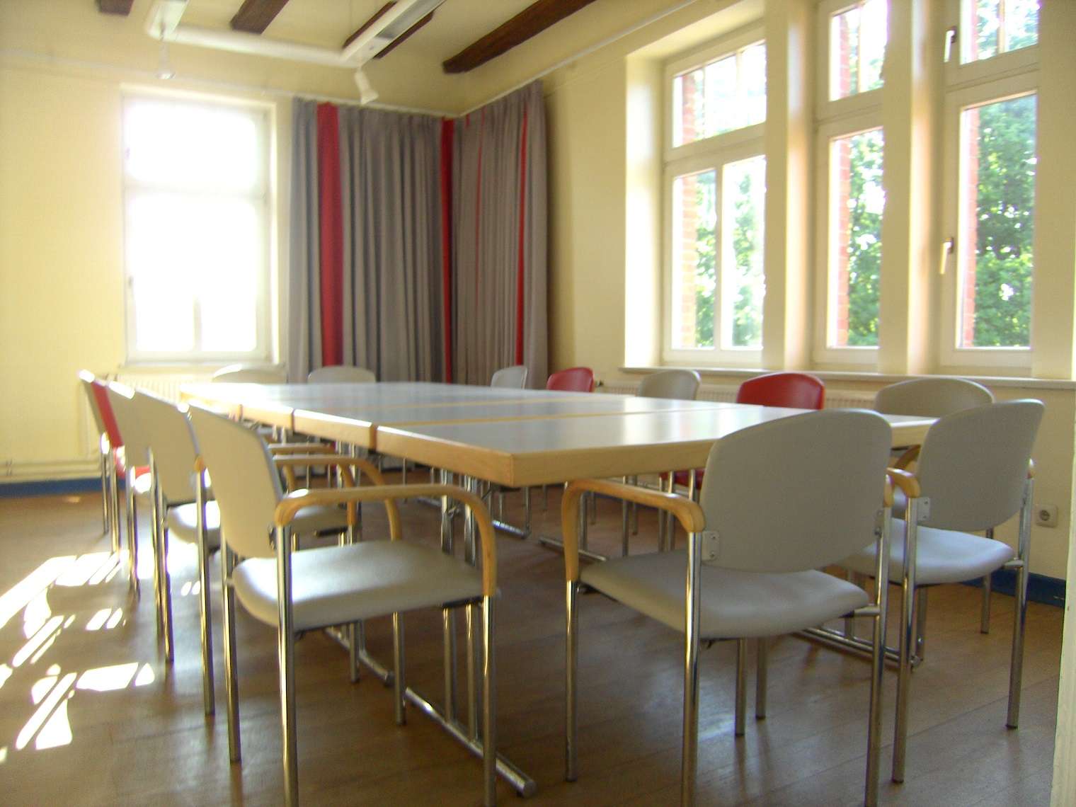 Unser Bahnhof heller Seminar-Raum mit Tischen und Stühlen