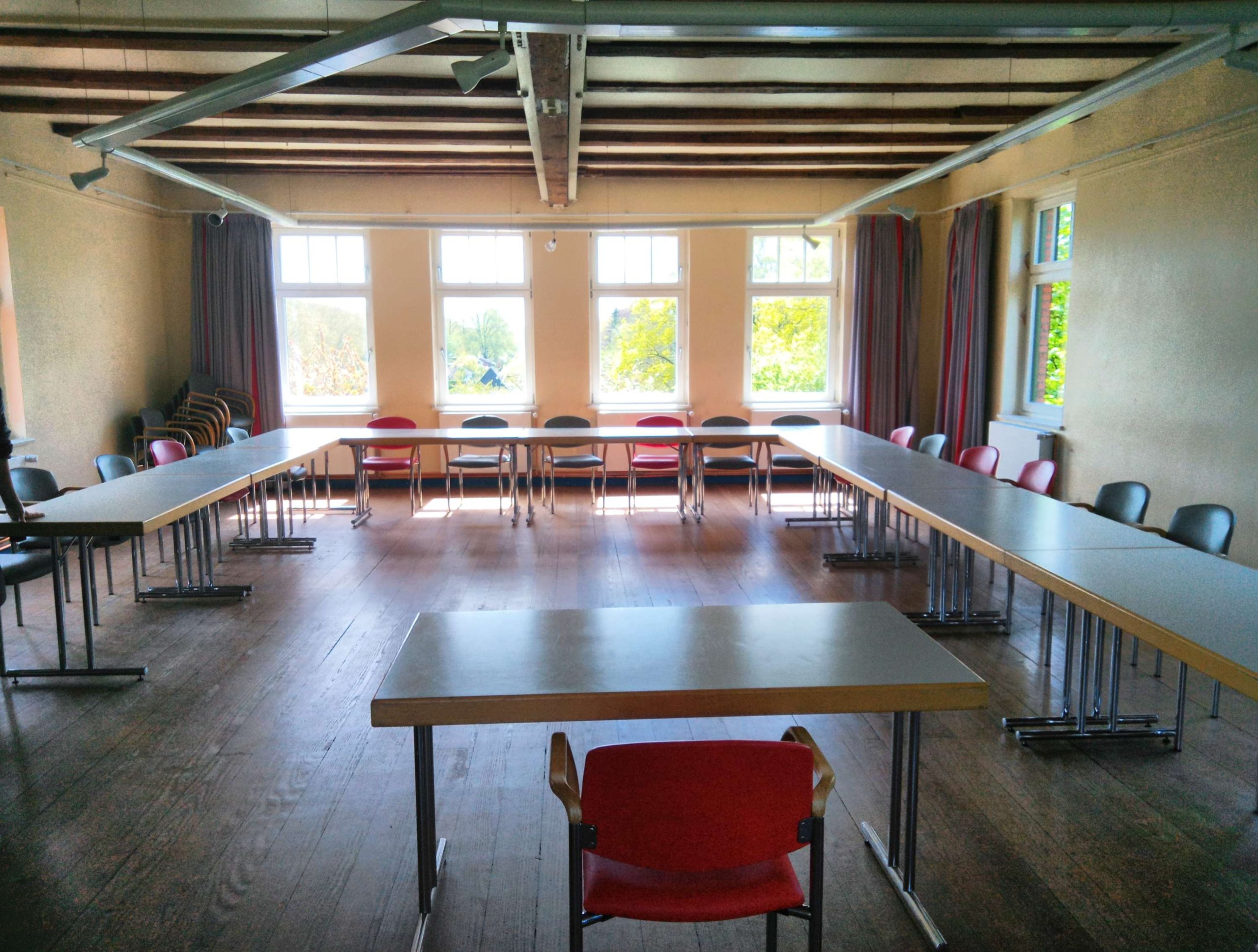 Unser Bahnhof heller Seminar-Raum mit Tischen und Stühlen in U-Form