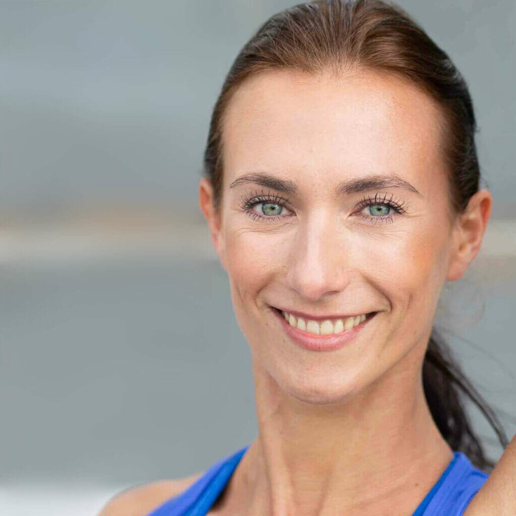 Danny Arnold am Meer mit ausgestreckten Händen, Handflächen berühren sich