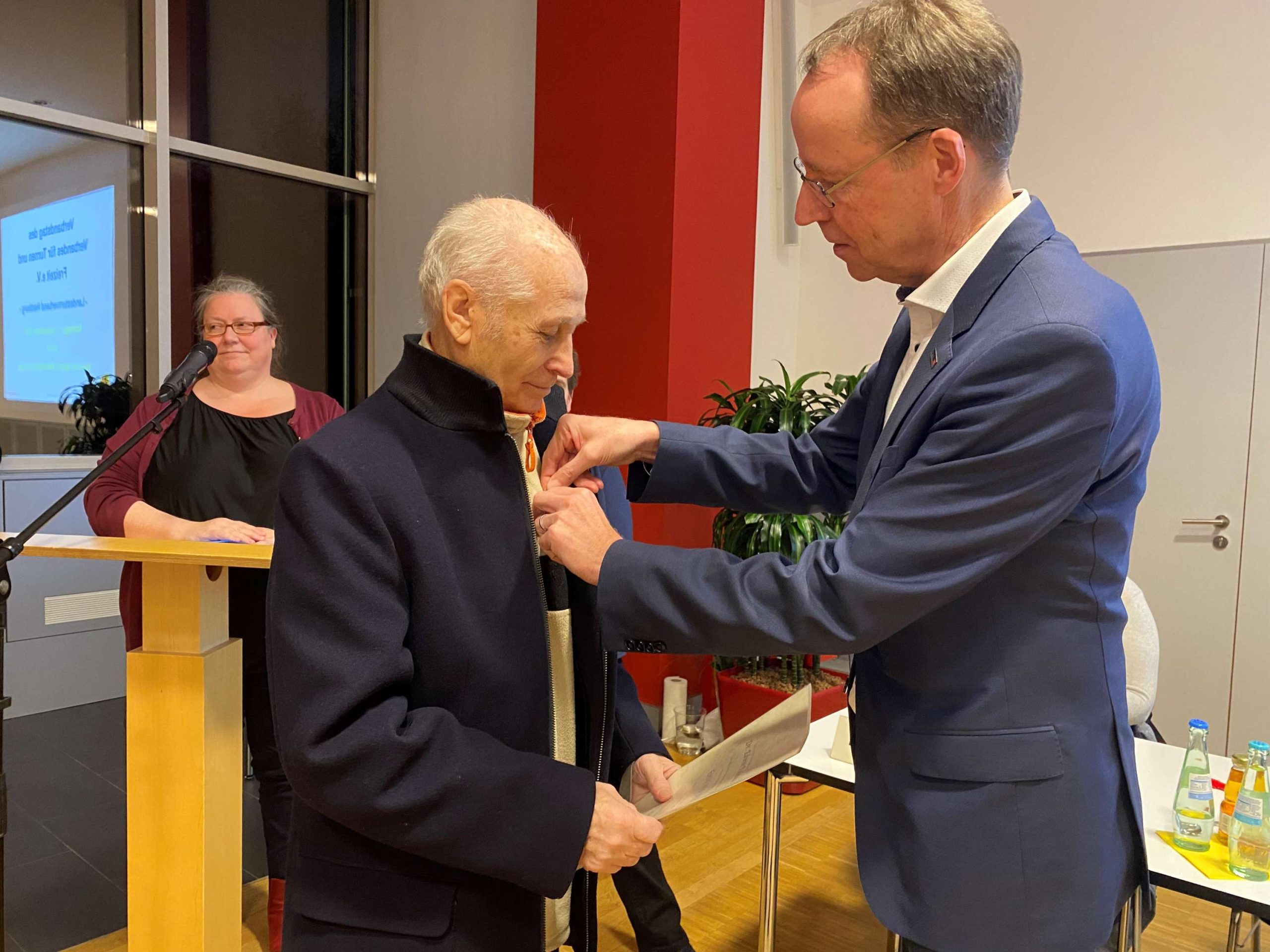 Edwin Palnau erhielt im Oktober 2022 für seine besonderen Verdienste als Trainer im Gerätturnen mämnnlich eine Ehrennadel