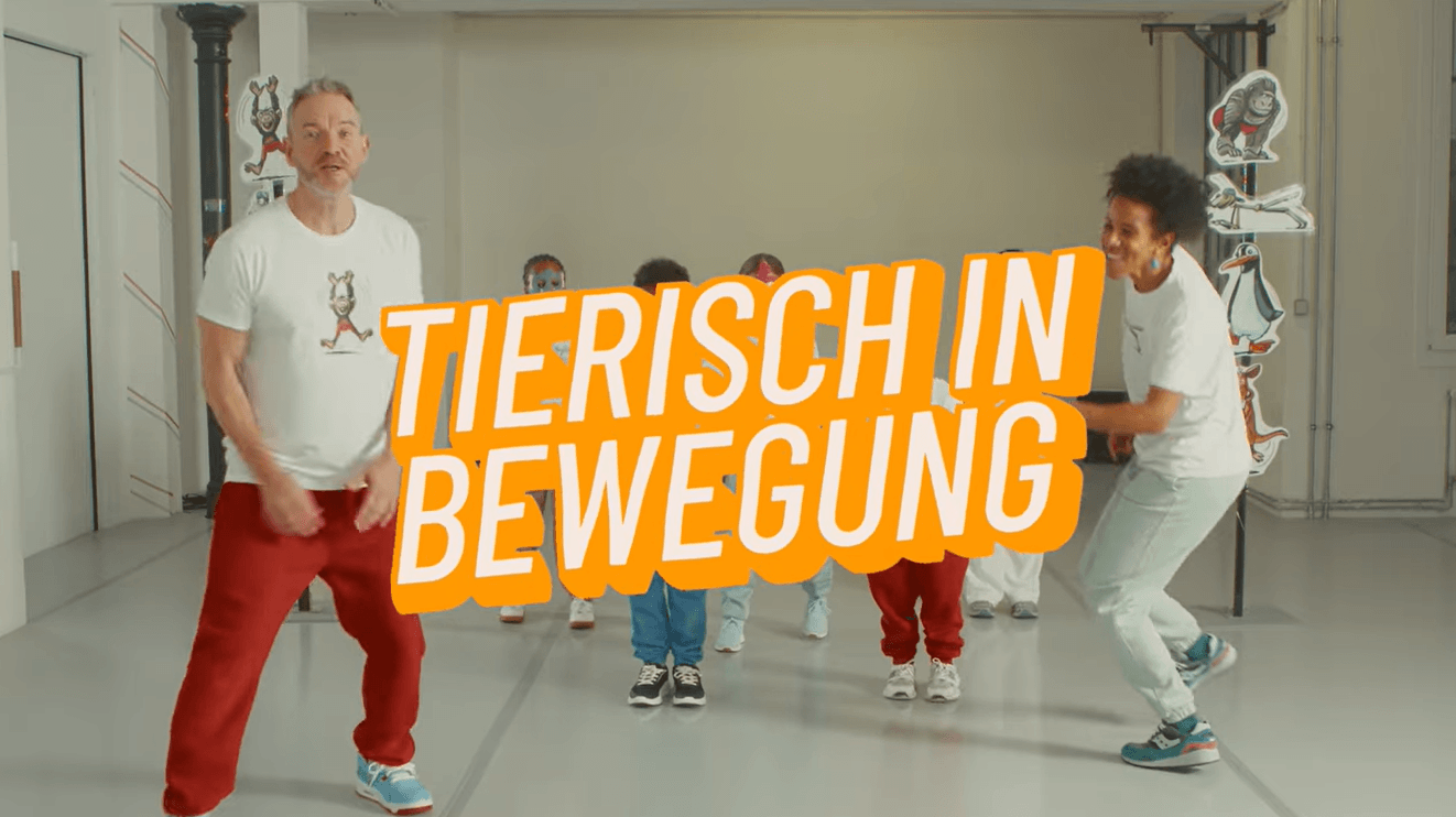 Phil und Sarah tanzen mit Kids. Schrift: Tierisch in Bewegung