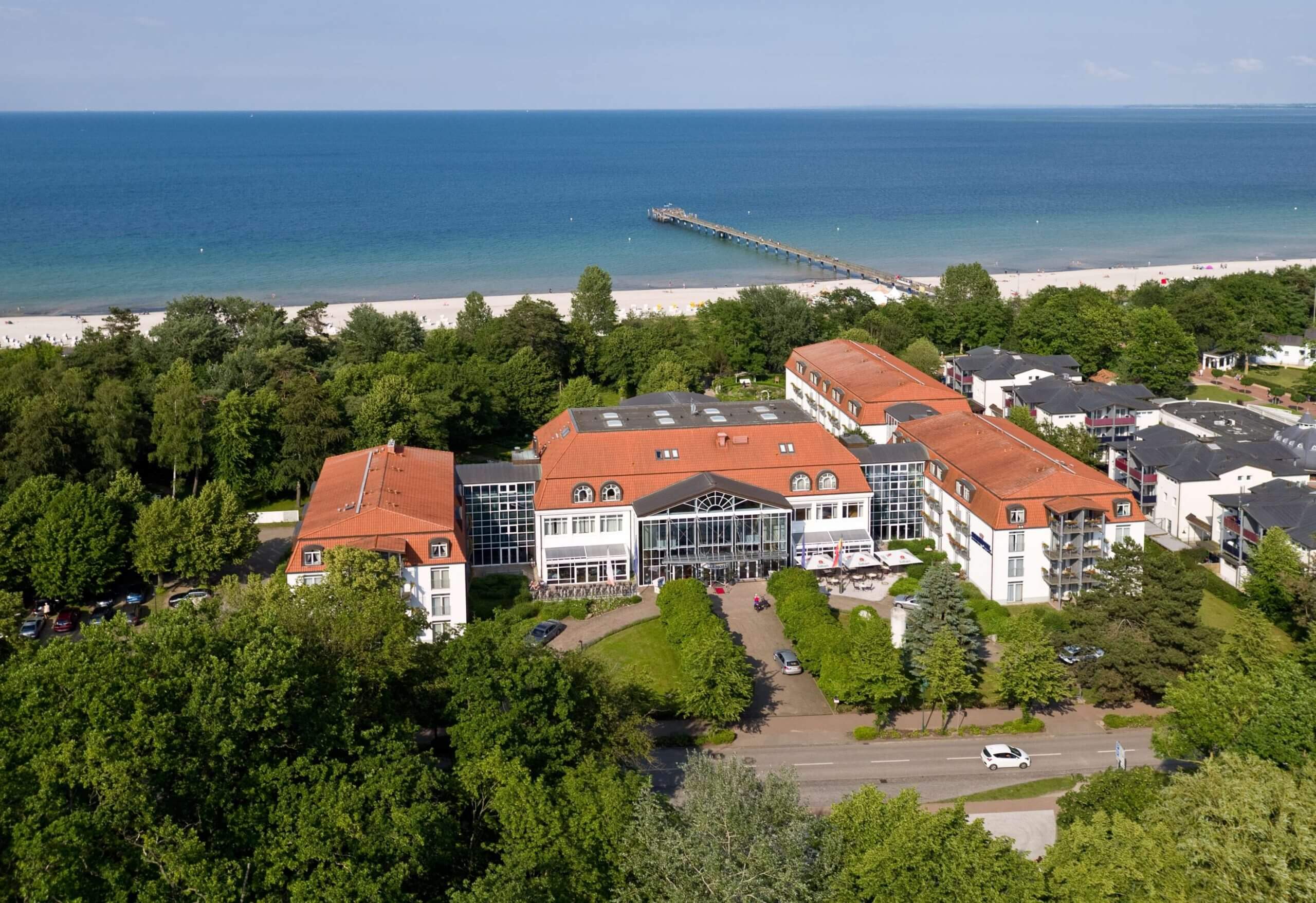 ambassador hotel mit grünen Wiesen und Nordsee im Hintergrund