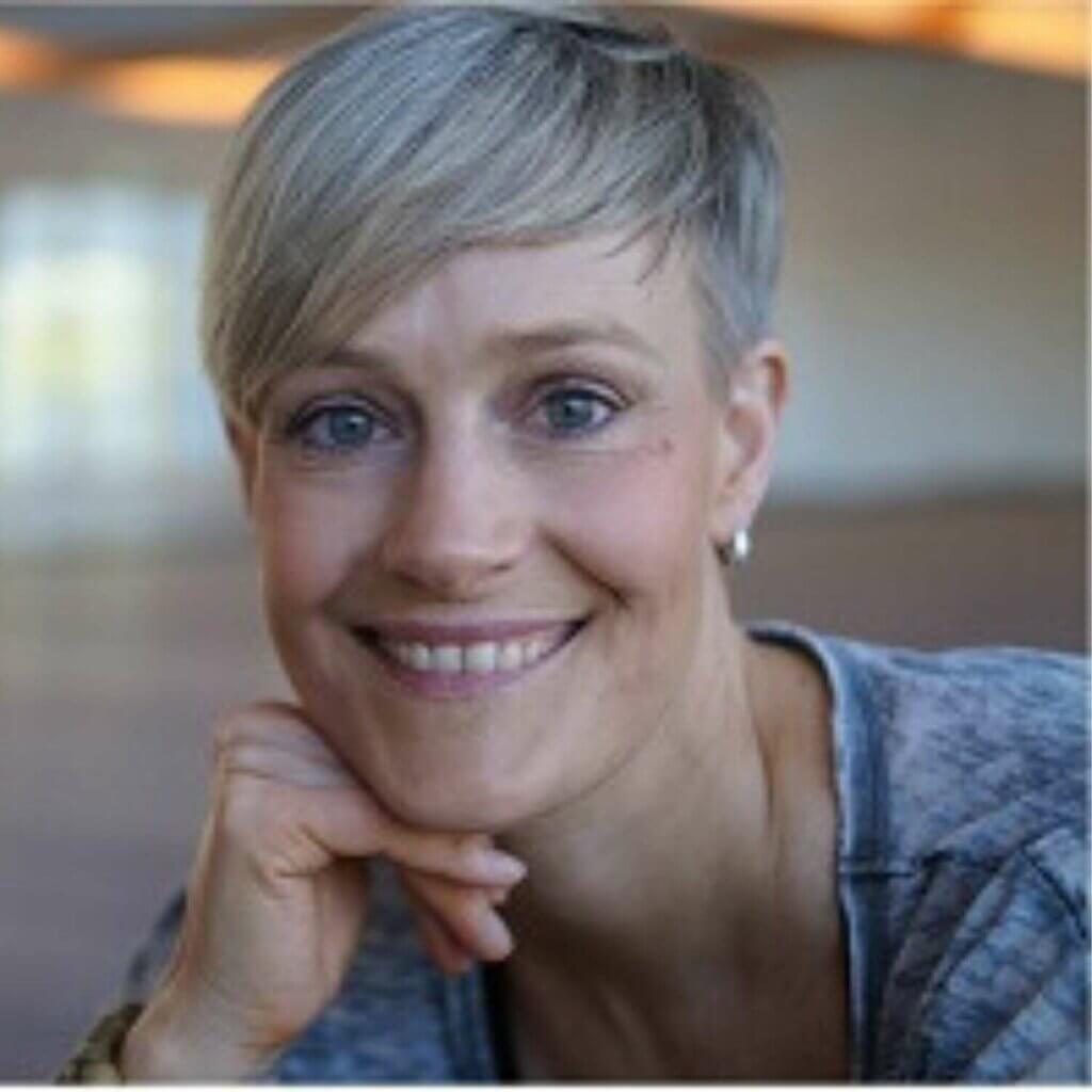 Danny Arnold am Meer mit ausgestreckten Händen, Handflächen berühren sich