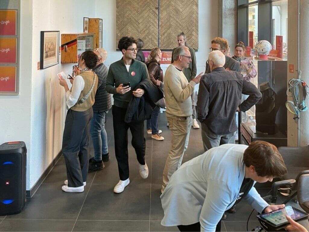 Menschen gehen durch eine kleine Austellung