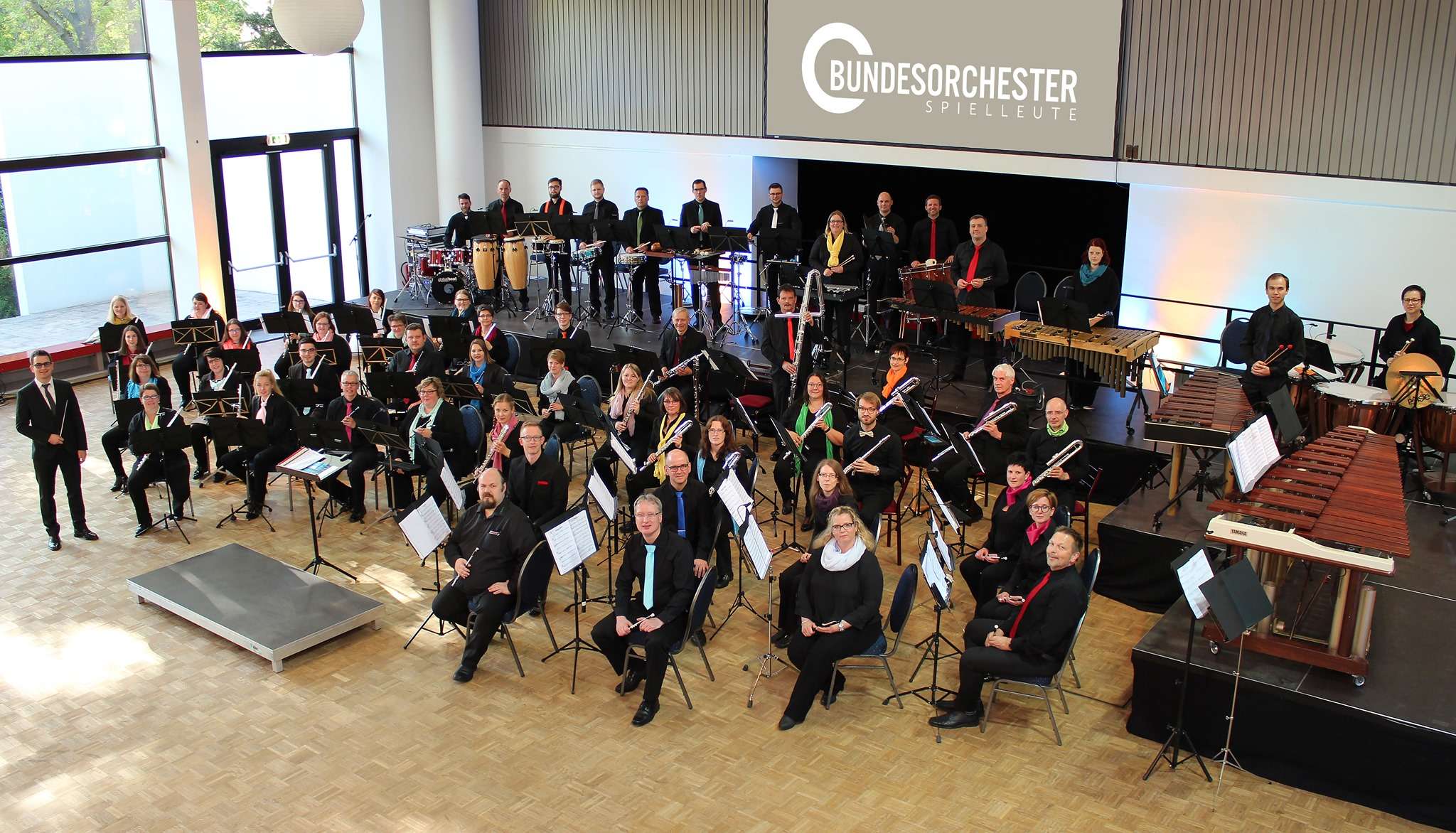 Das Bundesspielleute orchester bei einem Konzert von schräg oben aufgenommen.