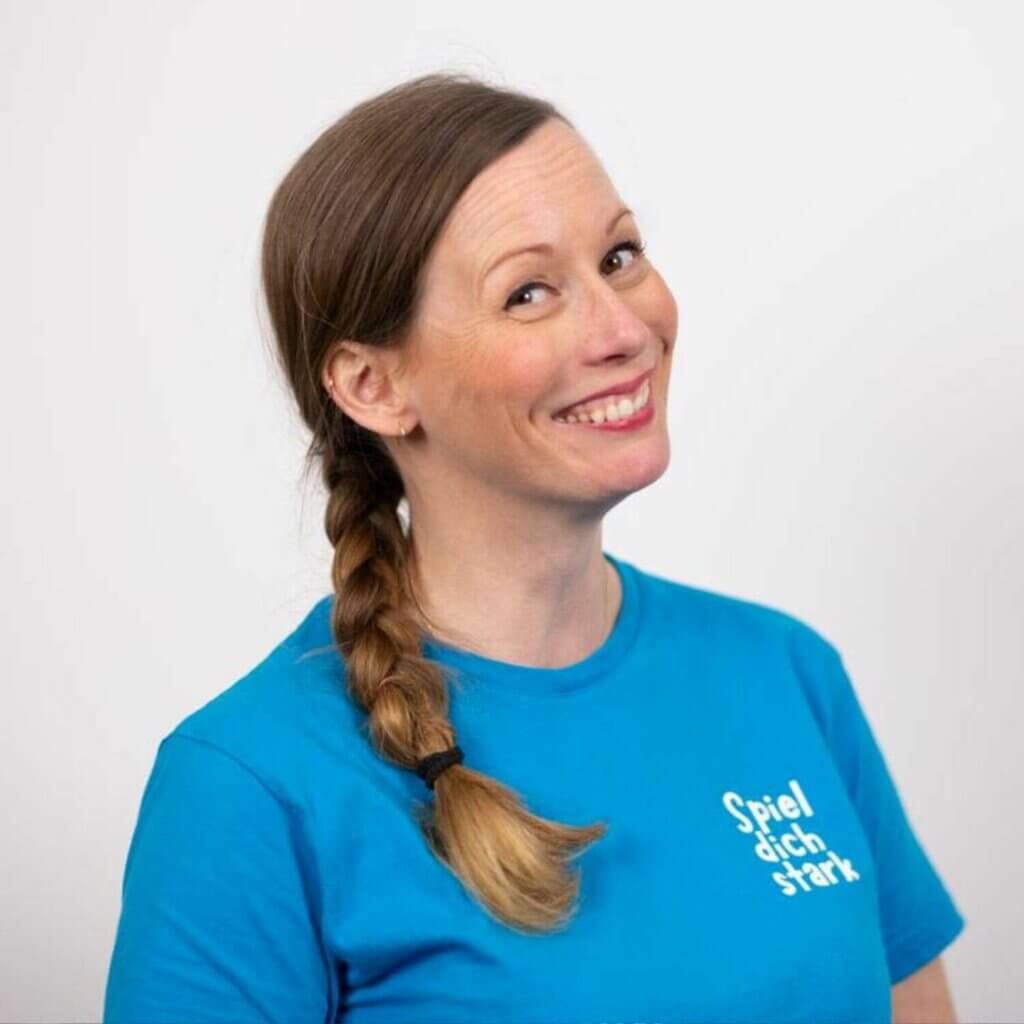 Sina Brinkmann in blauem "Spiel dich stark" T-Shirt