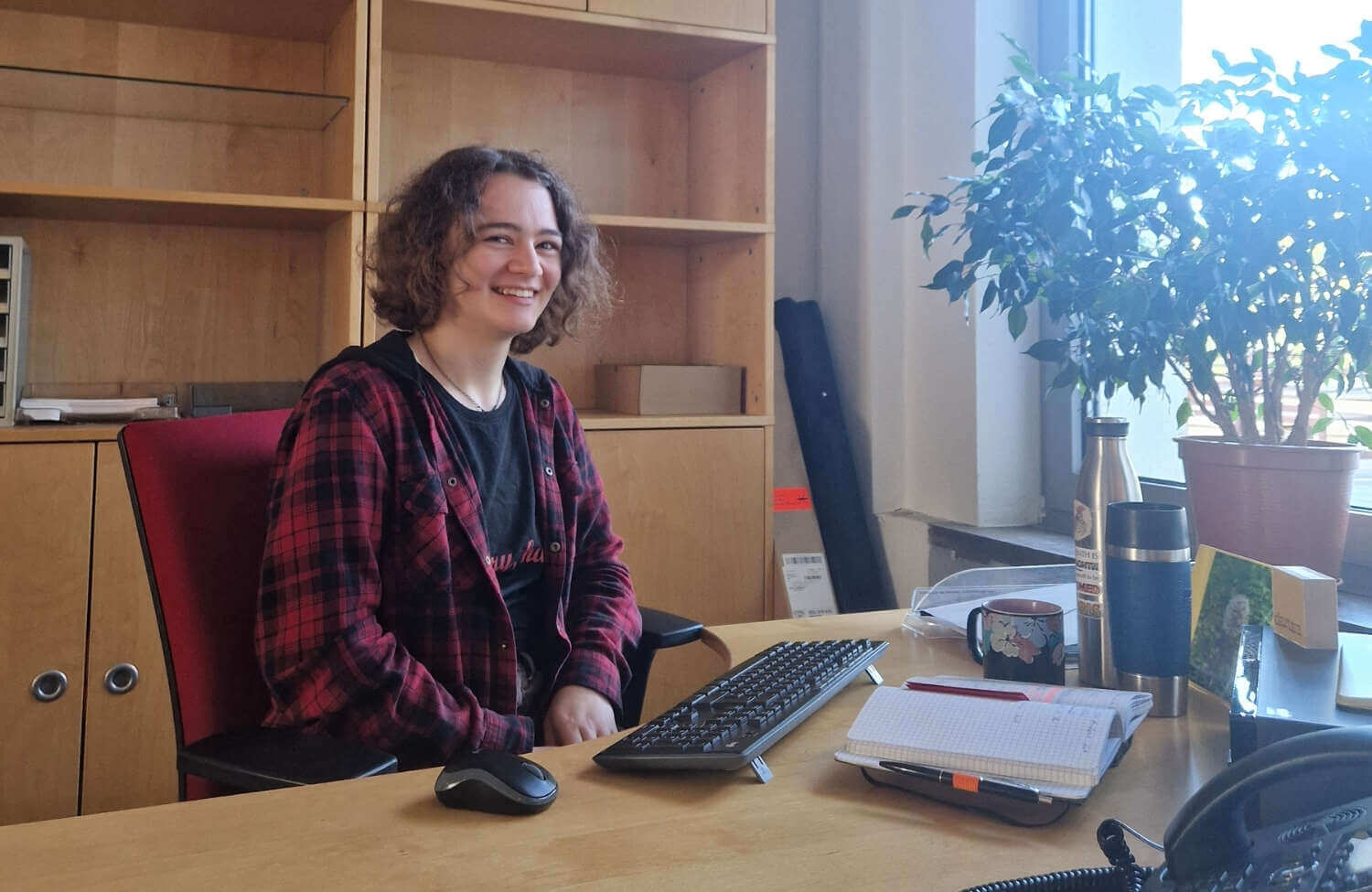 Junge Frau am Schreibtisch