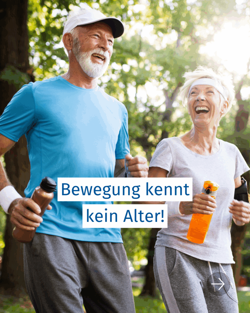 Bewegung kennt kein Alter - zwei Ältere Personen in Sportkleidung in Bewegung, sie halten eine Trinkflasche jeweils in ihrer Hand.