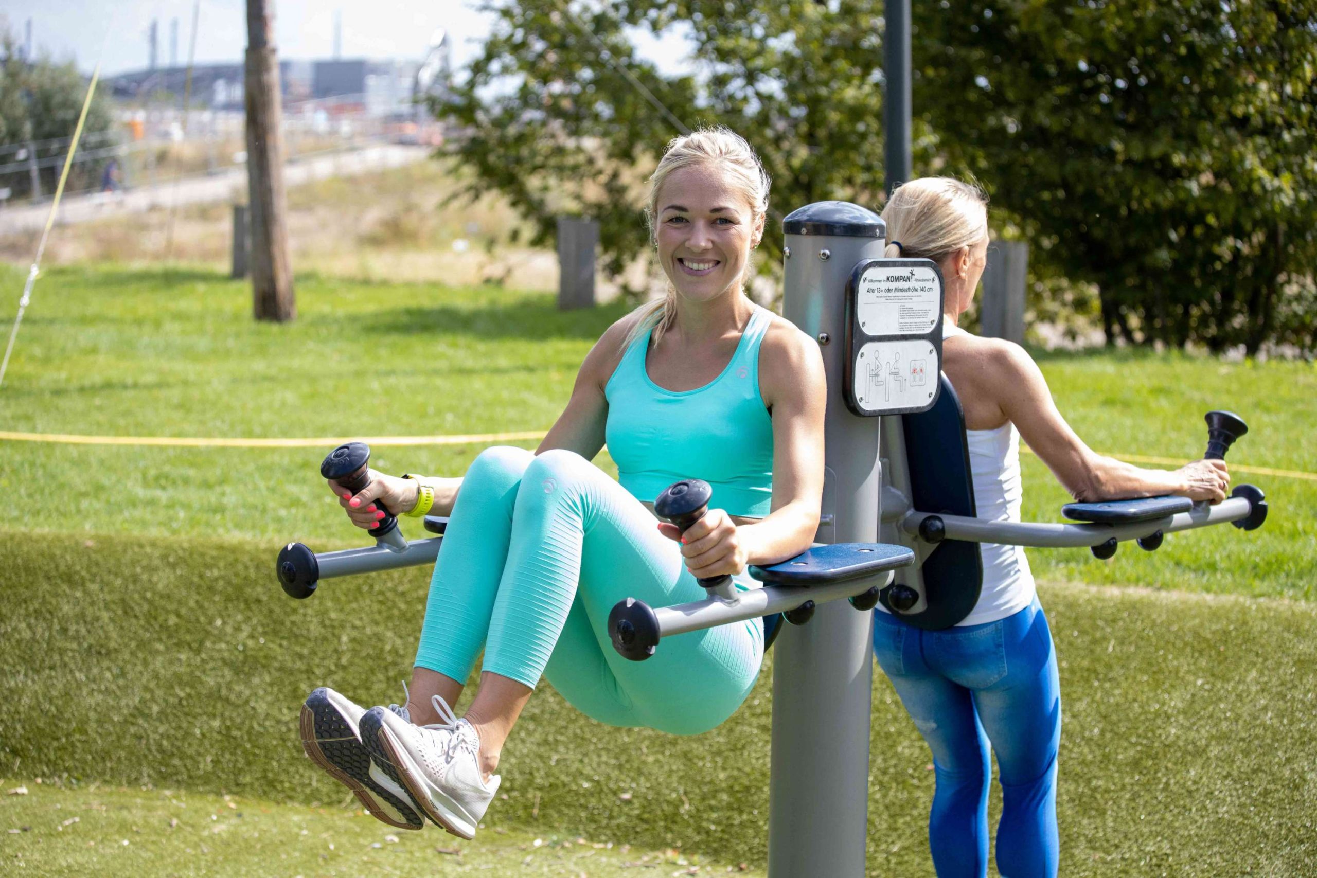 Fitnessportlerin macht eine Bauchmuskelübung an einem Fitnessgerät